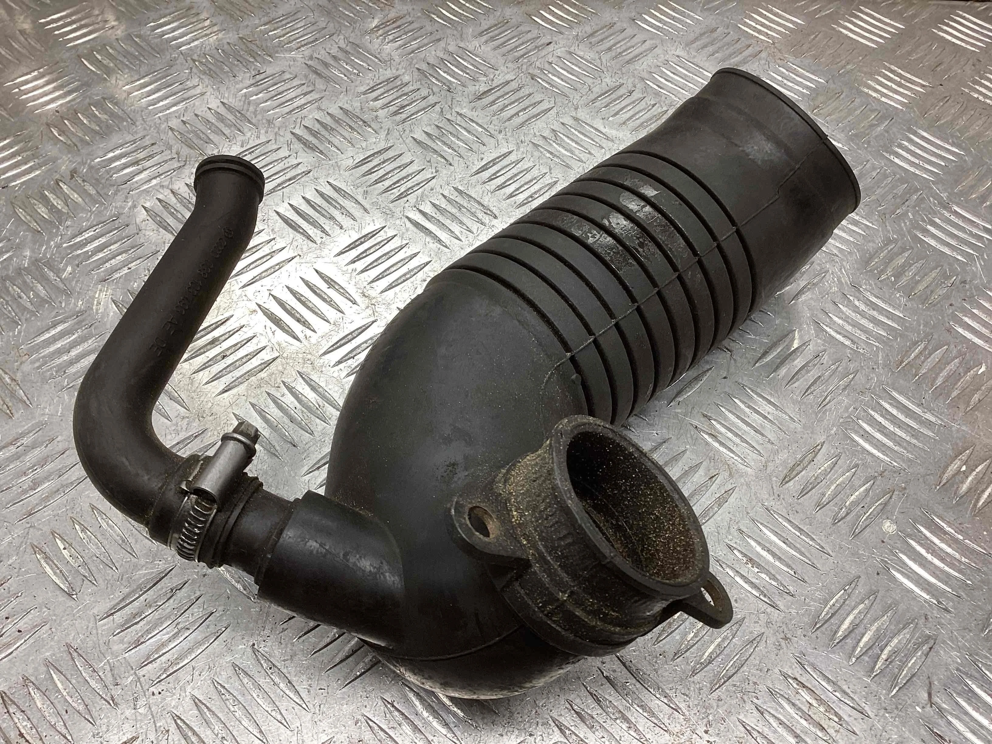 Патрубок воздушного фильтра Volkswagen Passat B5 (3B) 1996-2000 2000 1,9 Дизель