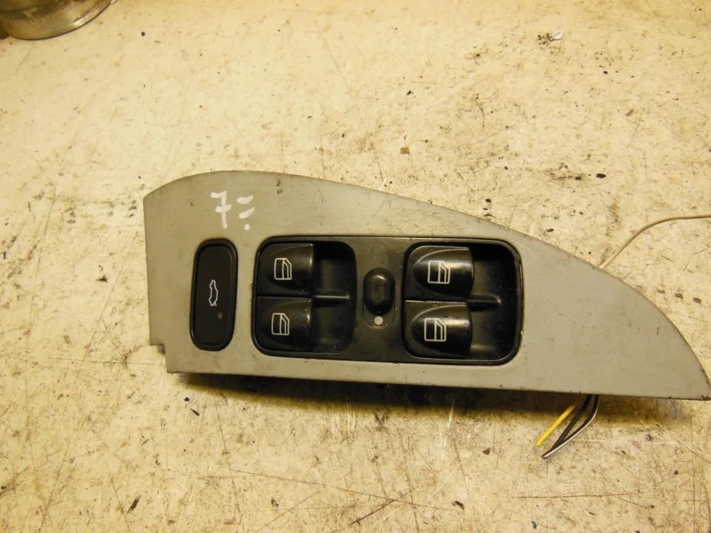 Блок управления стеклоподъемниками Mercedes C (W203) 2000-2004  2003