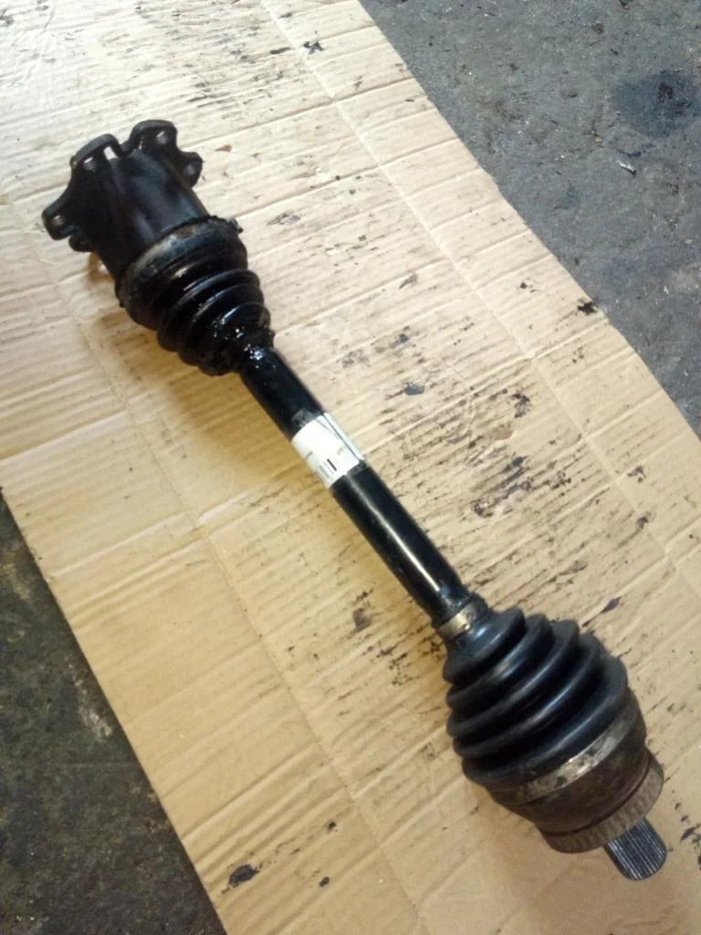 Полуось передняя левая (приводной вал, ШРУС) Audi A4 B6 (8EC, 8E5) 2000-2006 2004 1,9 Дизель