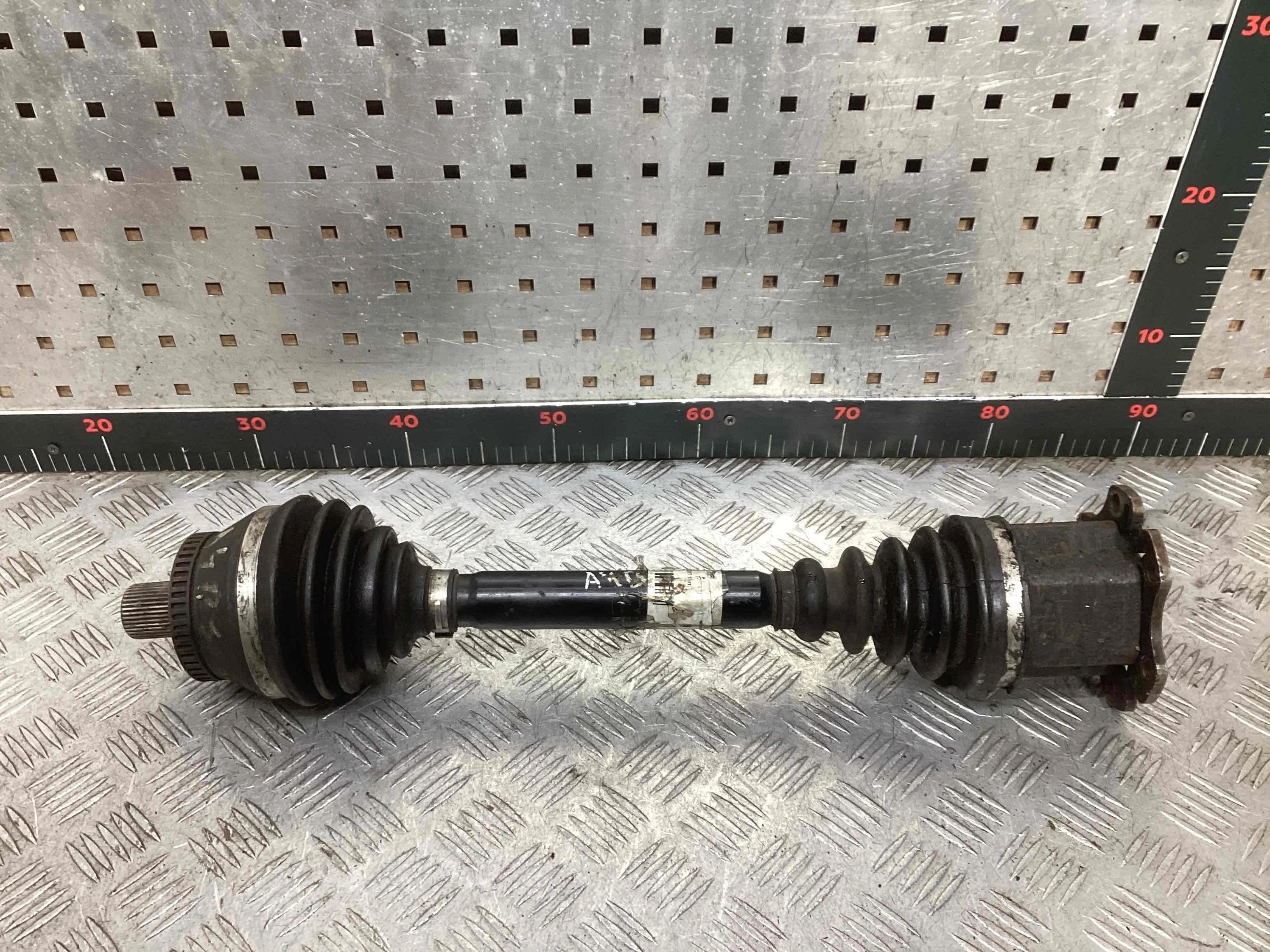 Полуось передняя левая (приводной вал, ШРУС) Audi A4 B6 (8EC, 8E5) 2000-2006 2003 2,5 Дизель АКПП Универсал