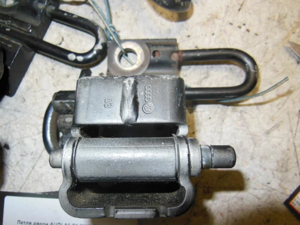 Петля двери передней левой Audi A6 C6 (4F) 2004-2008 2006
