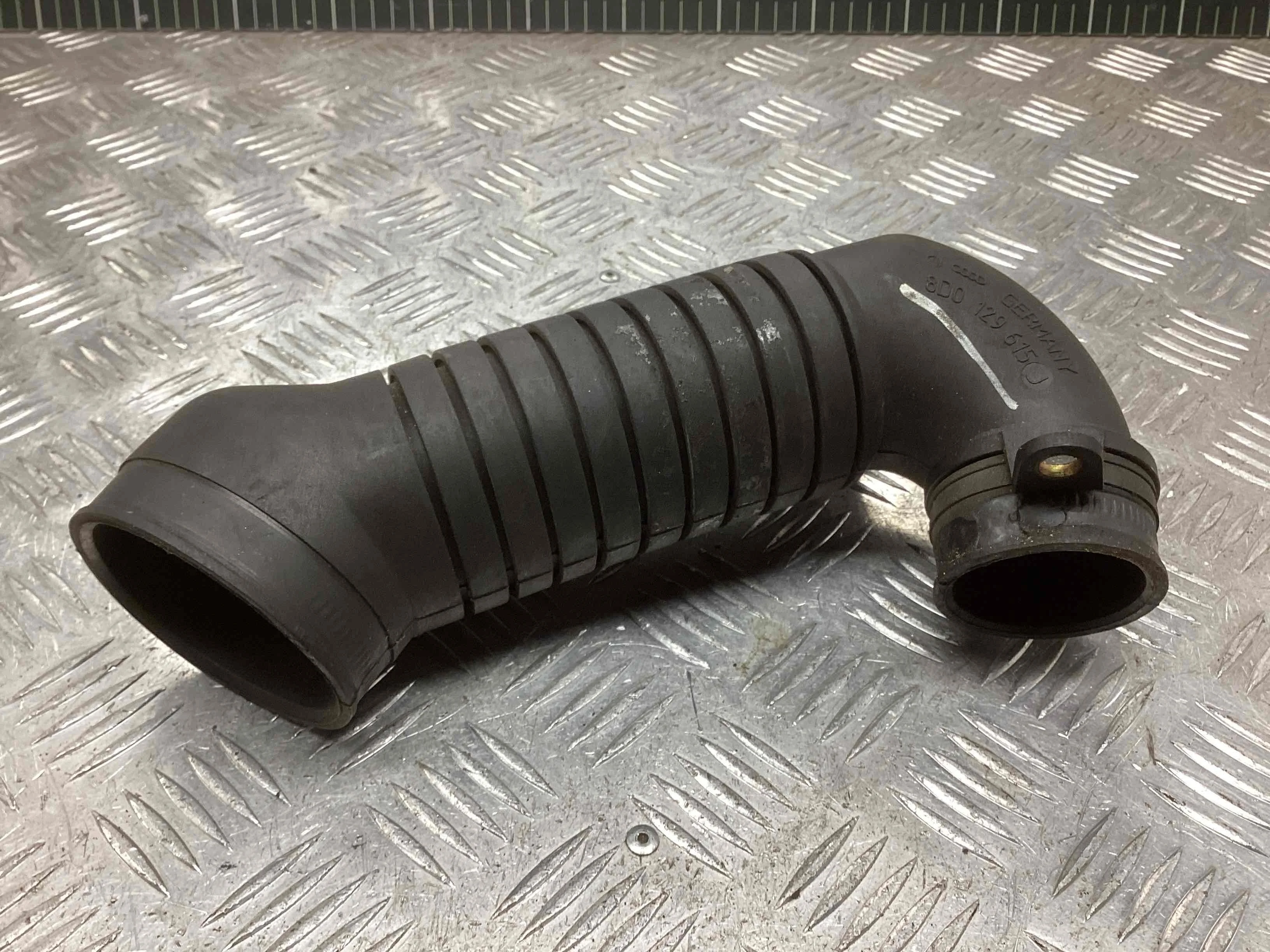 Патрубок впускного коллектора Volkswagen Passat B5+ (3B) 2000-2005 рестайлинг 2001 1,9 Дизель