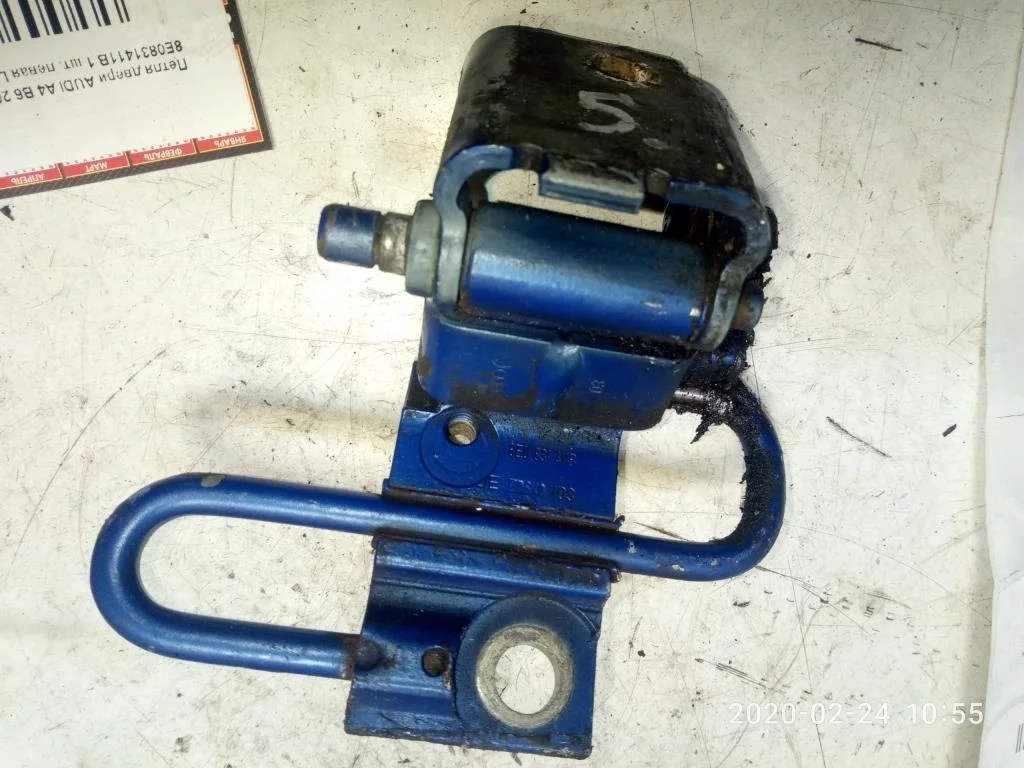 Петля двери передней левой Audi A4 B6 (8EC, 8E5) 2000-2006 2003 1,8 Бензин АКПП Седан