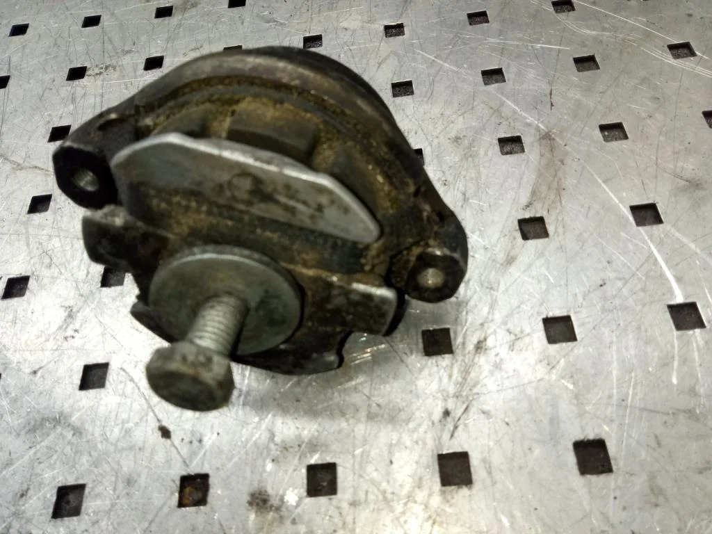Подушка крепления КПП Volkswagen Passat B5 (3B) 1996-2000 2000