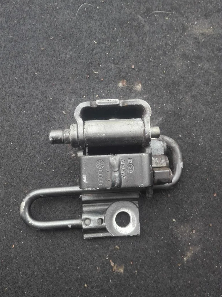 Петля двери передней левой Audi A4 B6 (8EC, 8E5) 2000-2006 2003 2,0 Дизель МКПП Седан