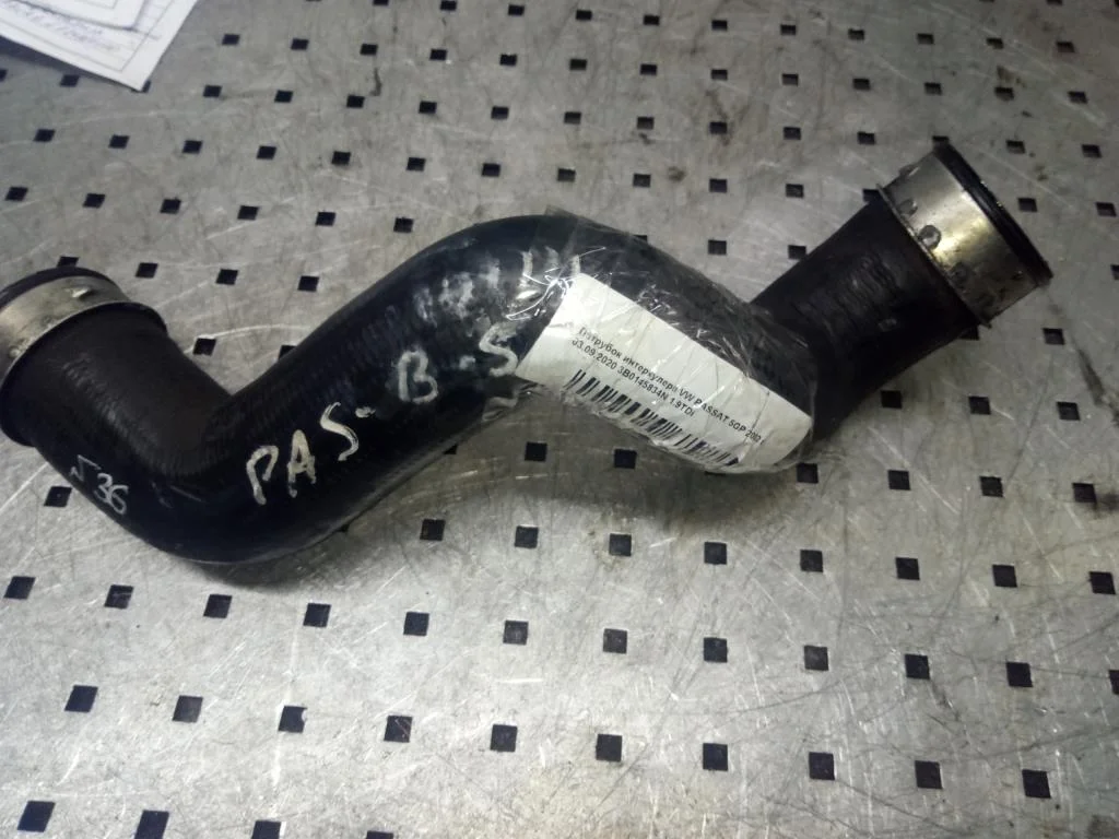 Патрубок интеркулера Volkswagen Passat B5+ (3B) 2000-2005 рестайлинг 2002 1,9 Дизель