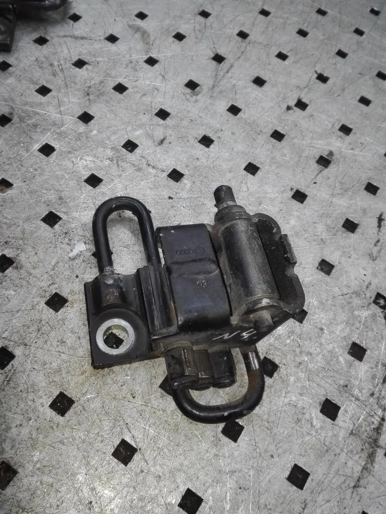 Петля двери передней левой Audi A4 B7 (8EC, 8ED) 2004-2008 2004