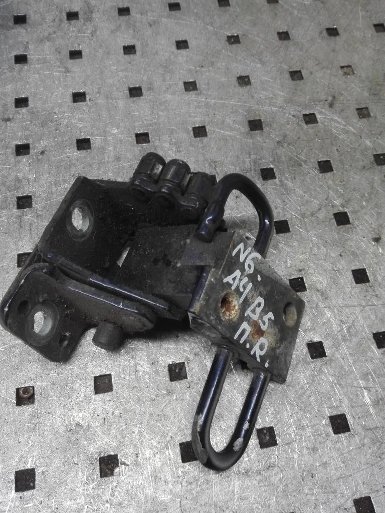 Петля двери передней правой Audi A4 B5 (8D) 1999-2001 рестайлинг 2000
