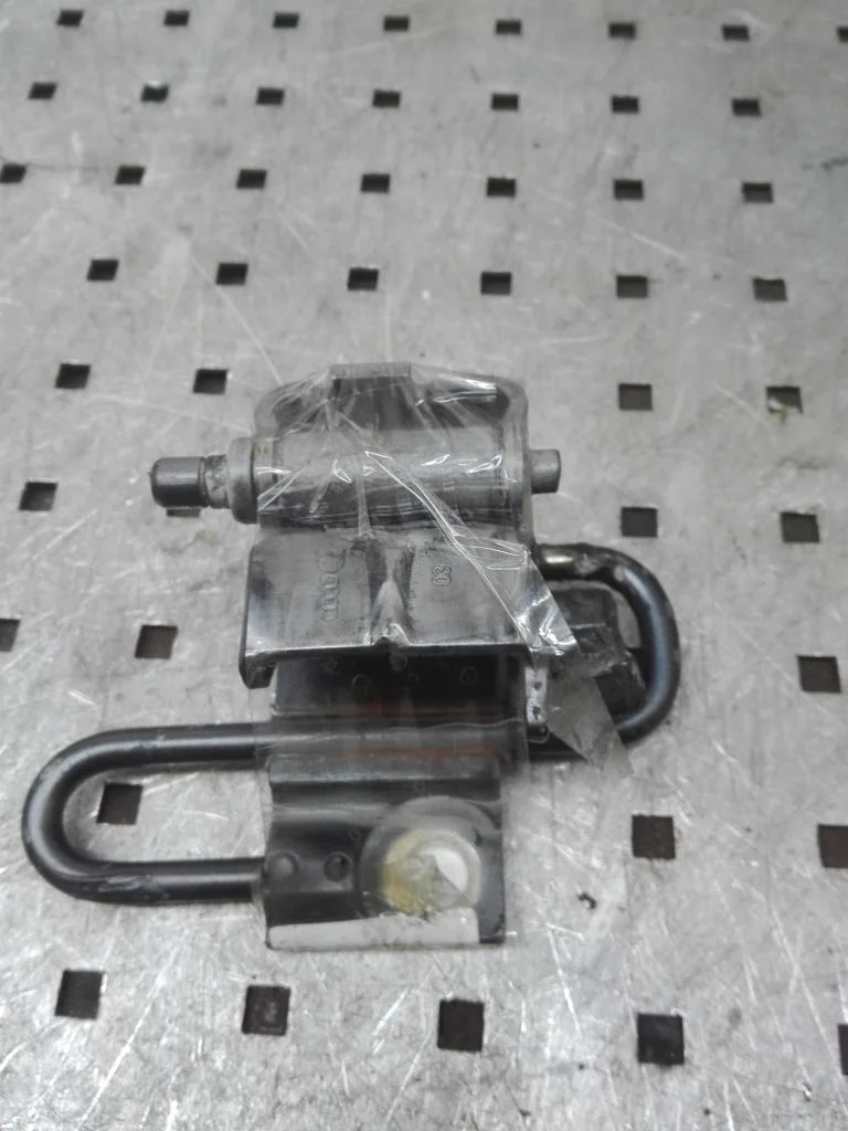 Петля двери передней левой Audi A4 B6 (8EC, 8E5) 2000-2006 2002