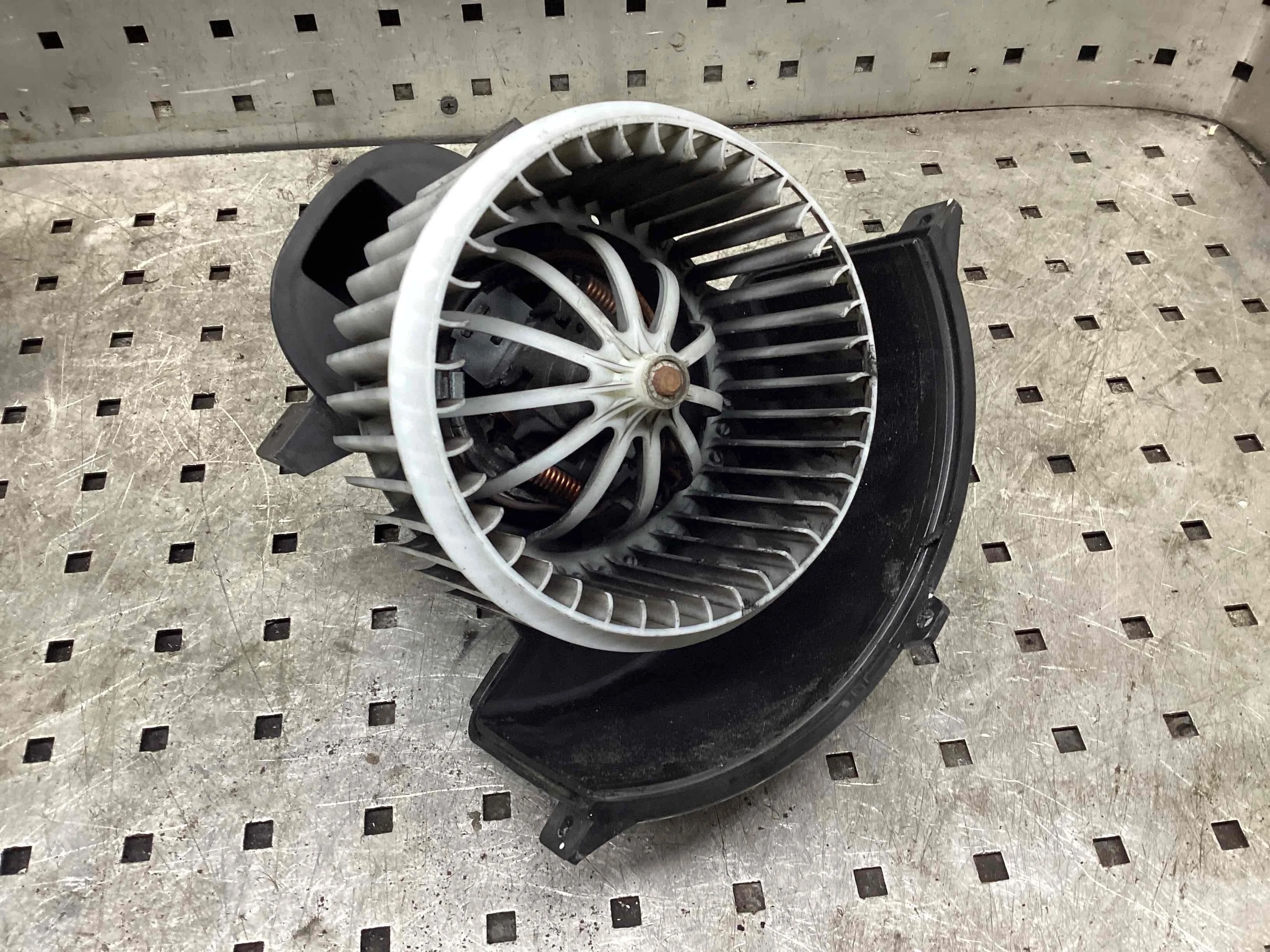 Моторчик печки Volkswagen Touareg I (7L) 2002-2006 2004 3,0 Дизель АКПП Внедорожник