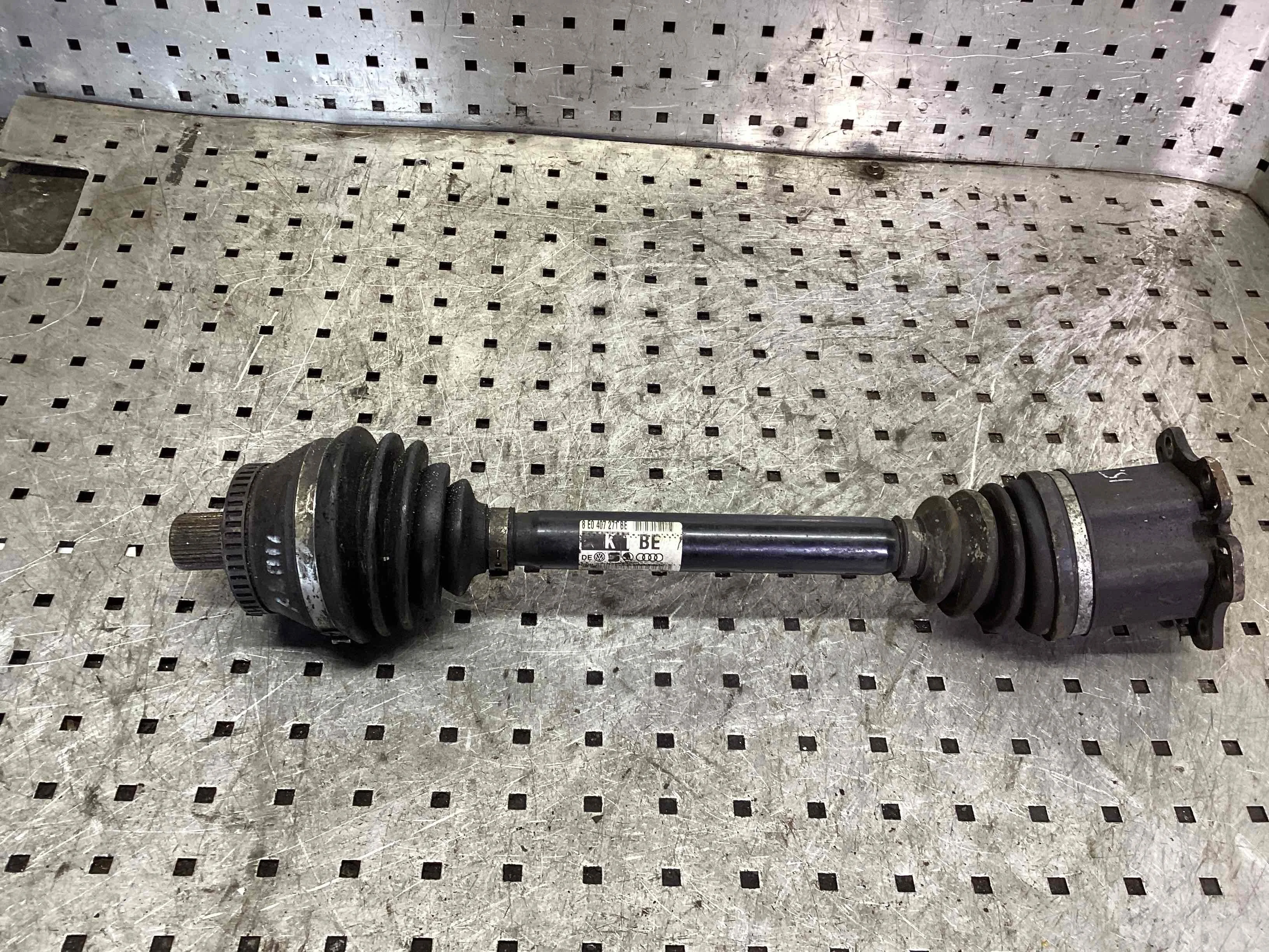 Полуось передняя левая (приводной вал, ШРУС) Audi A4 B6 (8EC, 8E5) 2000-2006 2004 1,9 Дизель АКПП