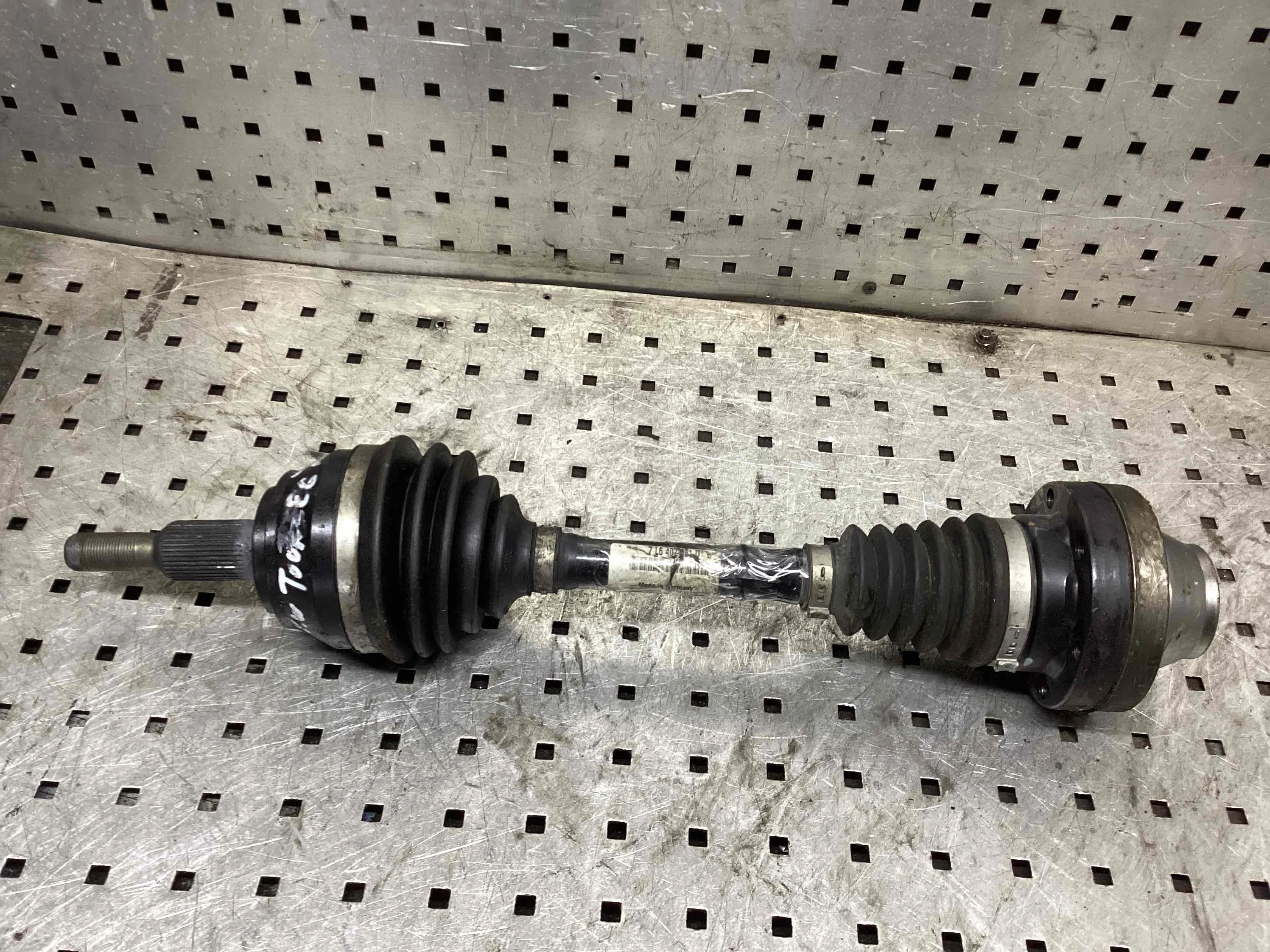 Полуось передняя левая (приводной вал, ШРУС) Volkswagen Touareg I (7L) 2002-2006 2004 2,5 Дизель АКПП