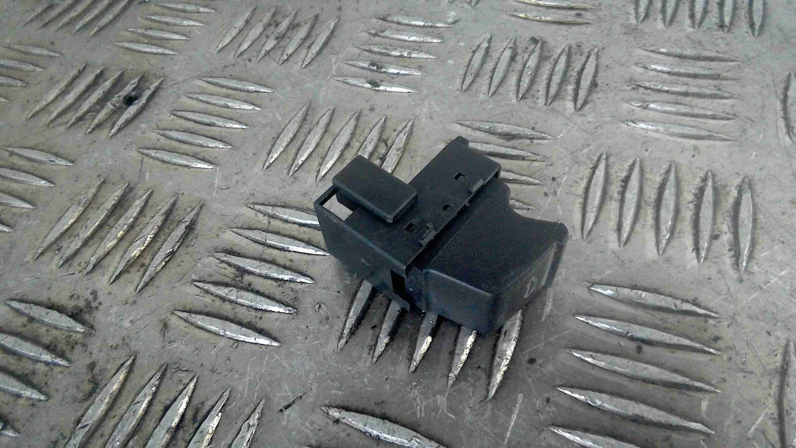 Кнопка открытия багажника Volkswagen Passat B5+ (3B) 2000-2005 рестайлинг 2003