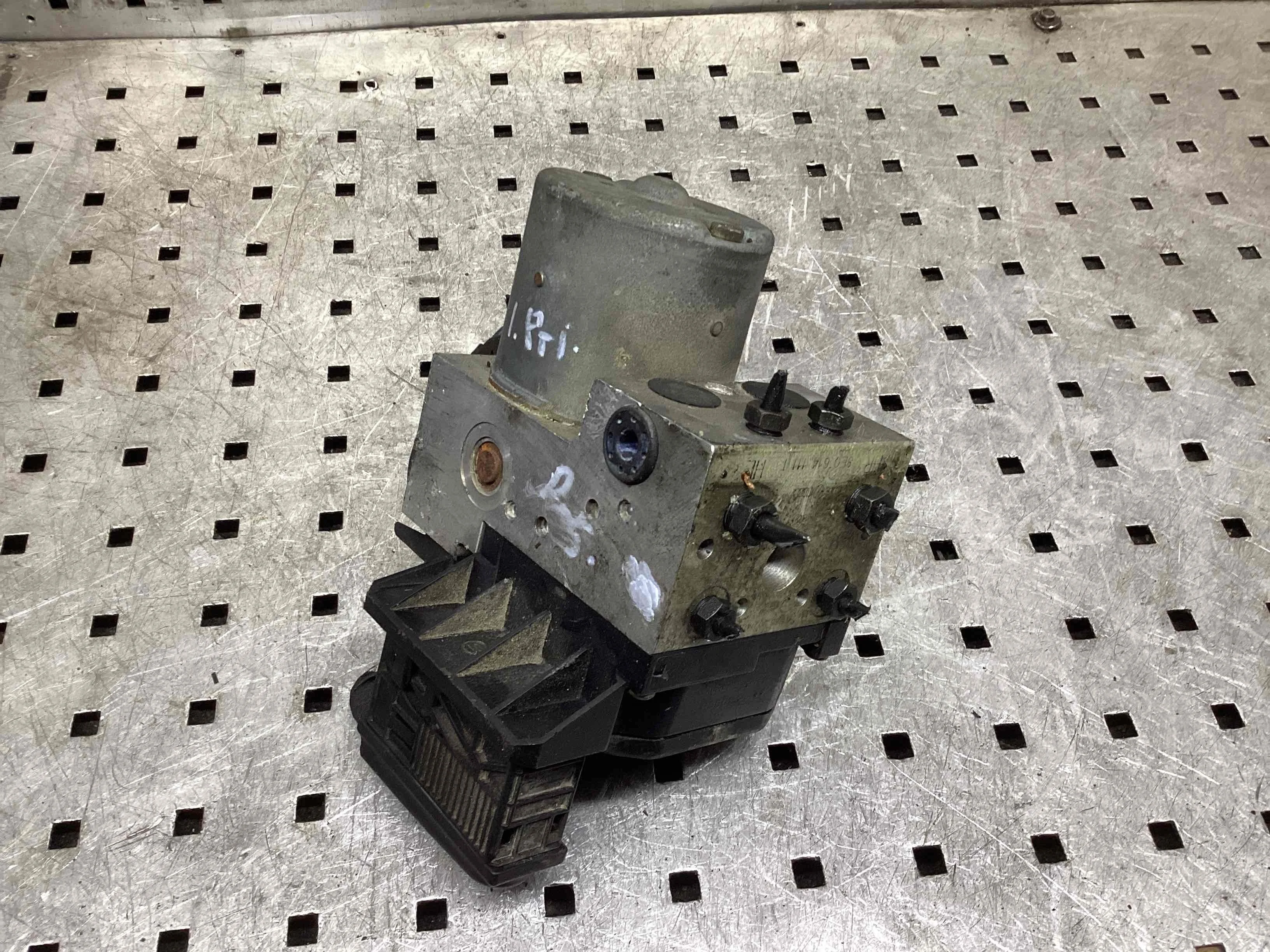 Блок ABS Volkswagen Passat B5 (3B) 1996-2000 2000