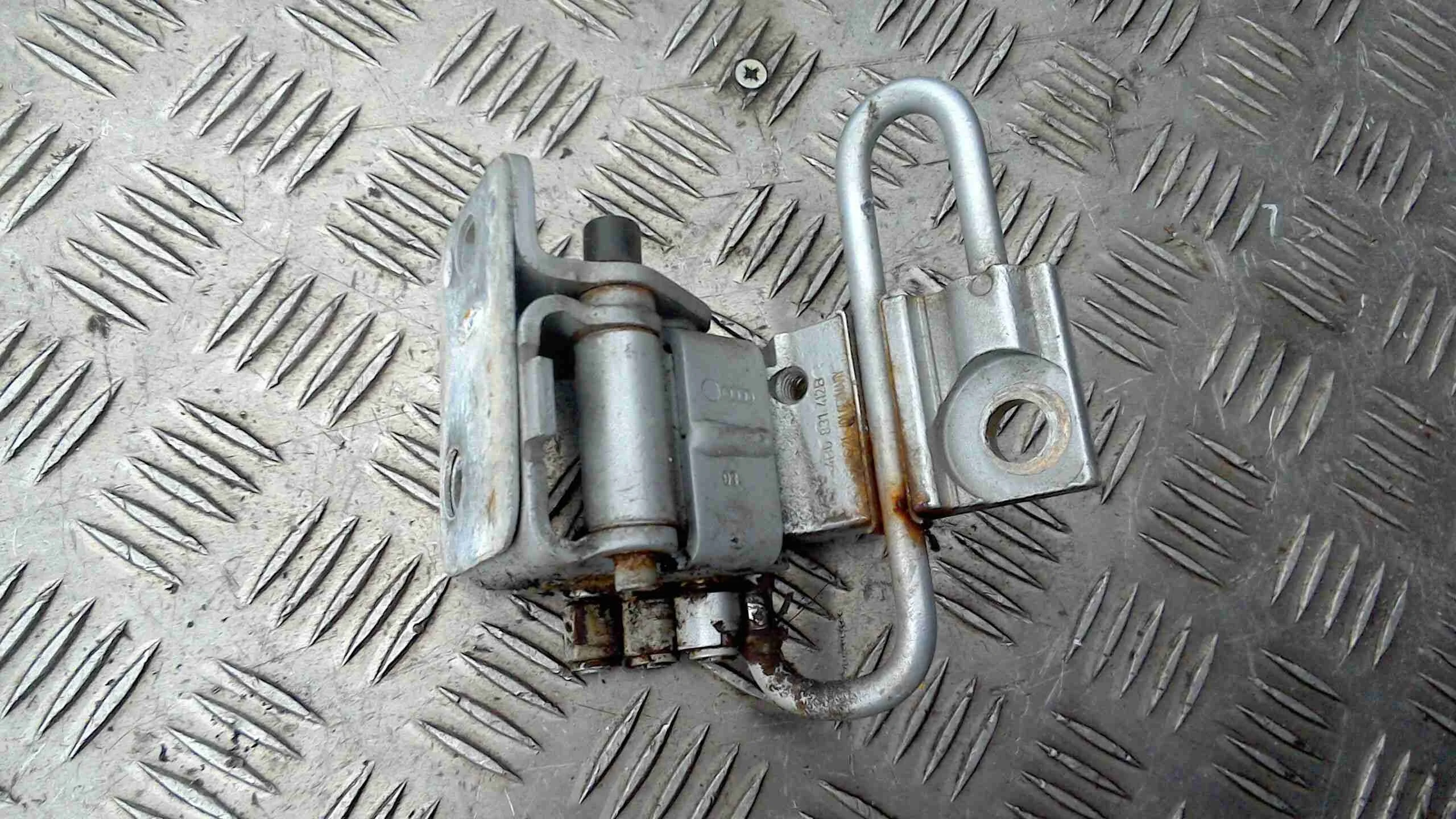 Петля двери передней правой Audi A6 C5 (4B) 1997-2001 2001