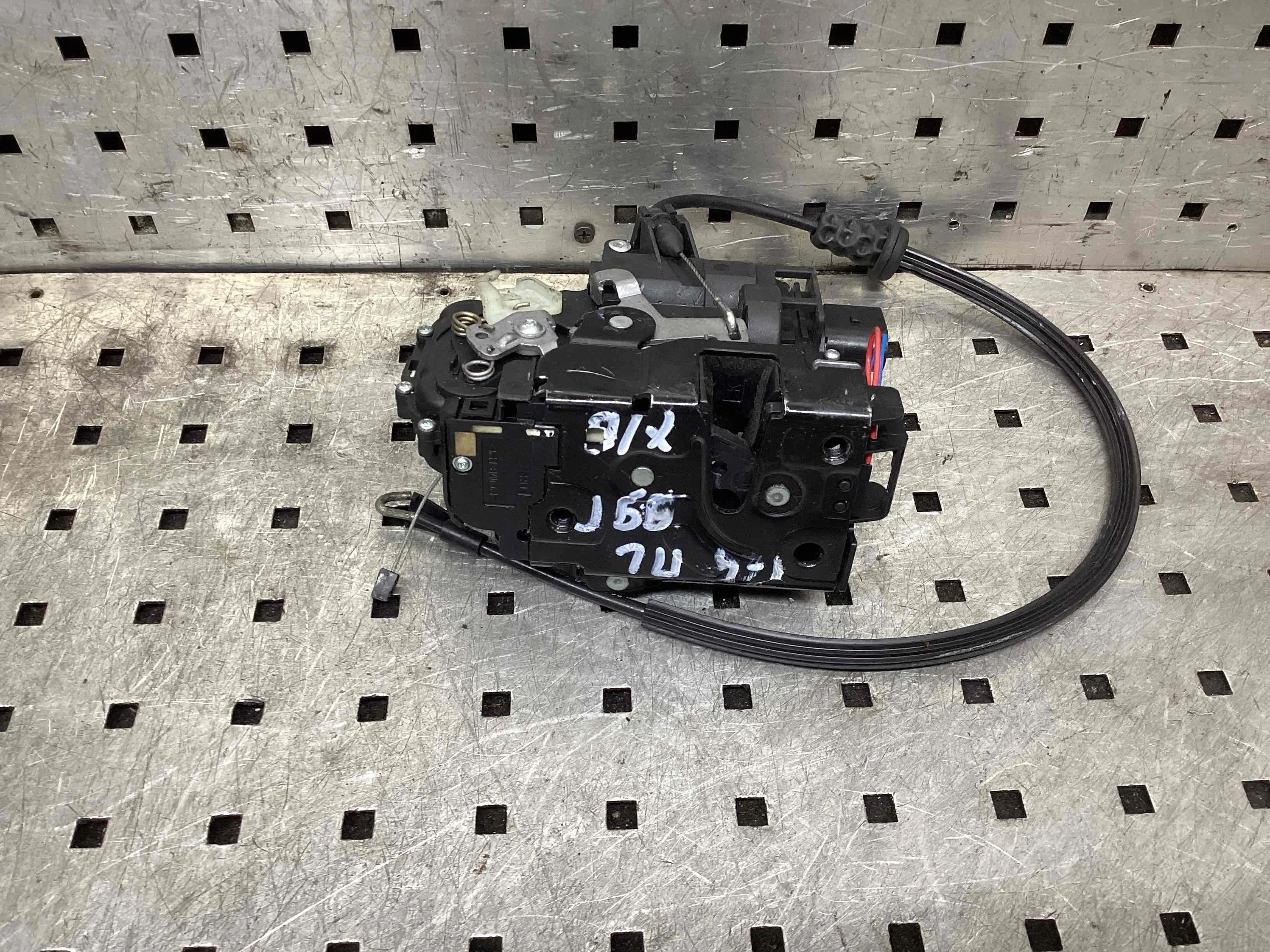 Замок двери передней левой Volkswagen Golf IV (1J) 1997-2004 1999