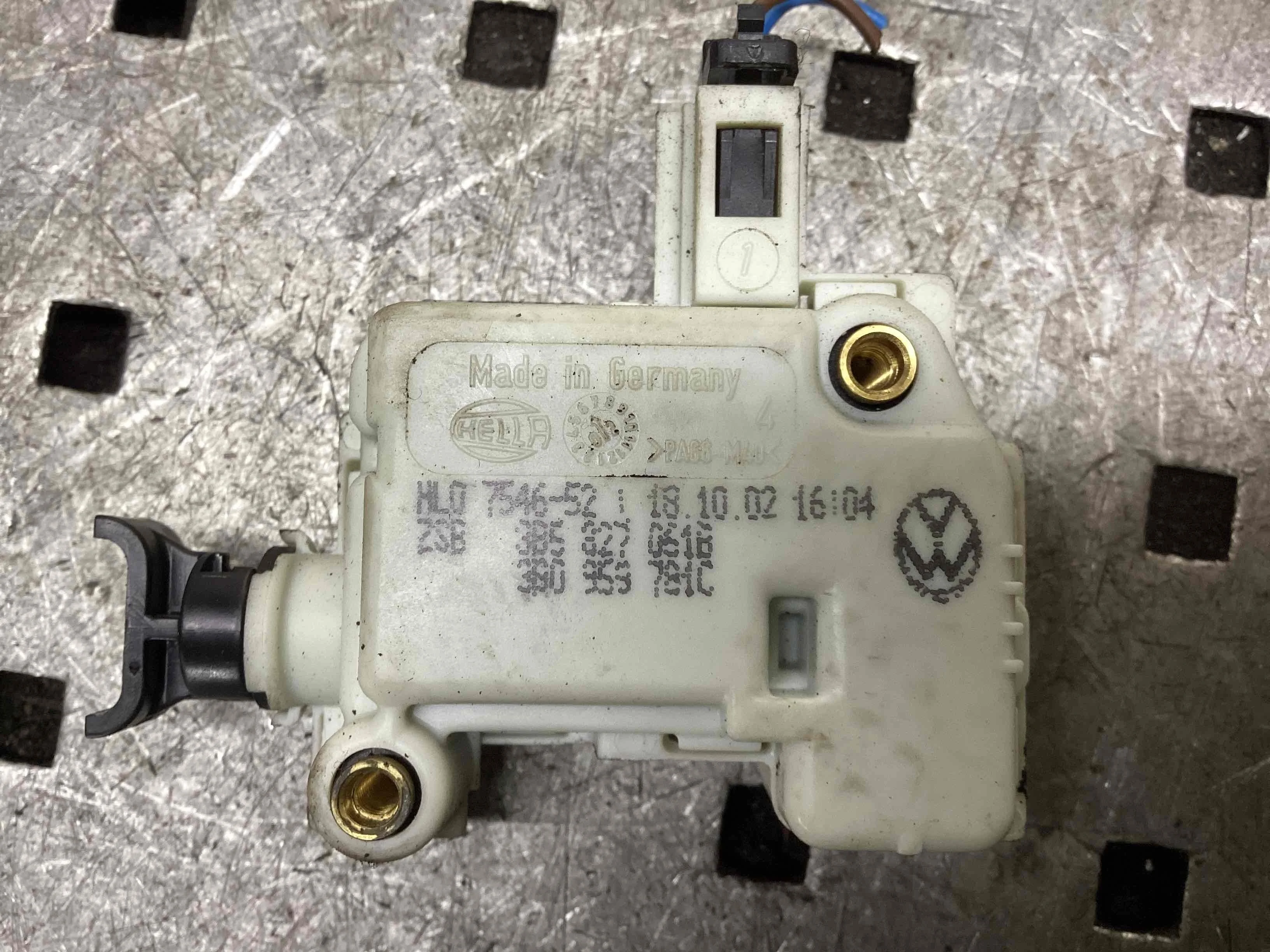 Активатор замка багажника Volkswagen Touareg I (7L) 2002-2006 2003 2,5 Дизель АКПП Внедорожник