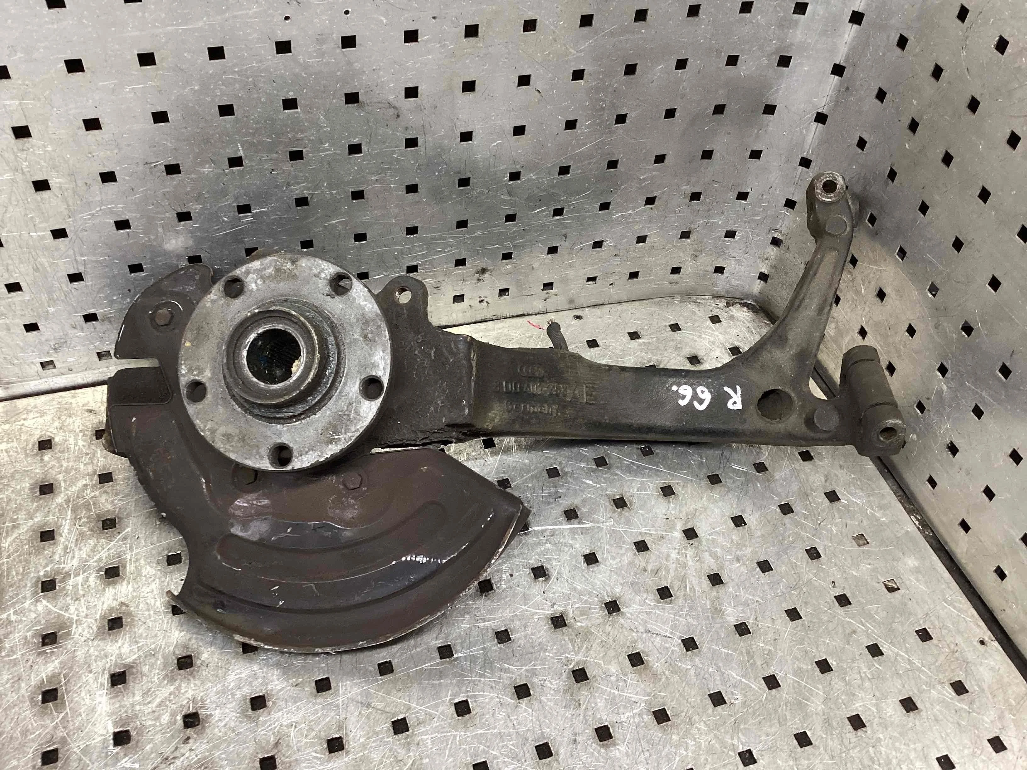 Кулак поворотный правый Audi A6 C5 (4B) 1997-2001 1998
