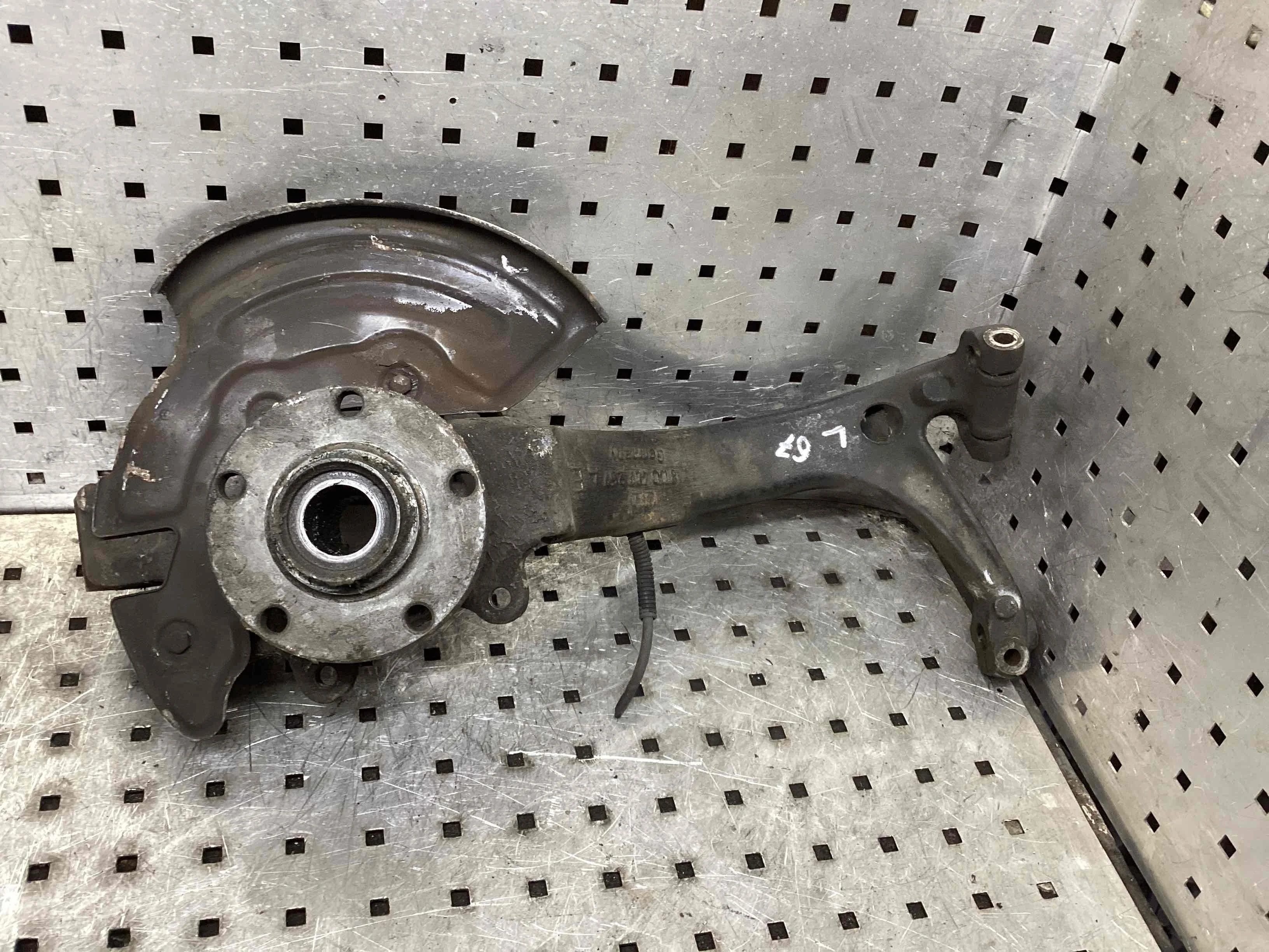 Кулак поворотный левый Audi A6 C5 (4B) 1997-2001 1998