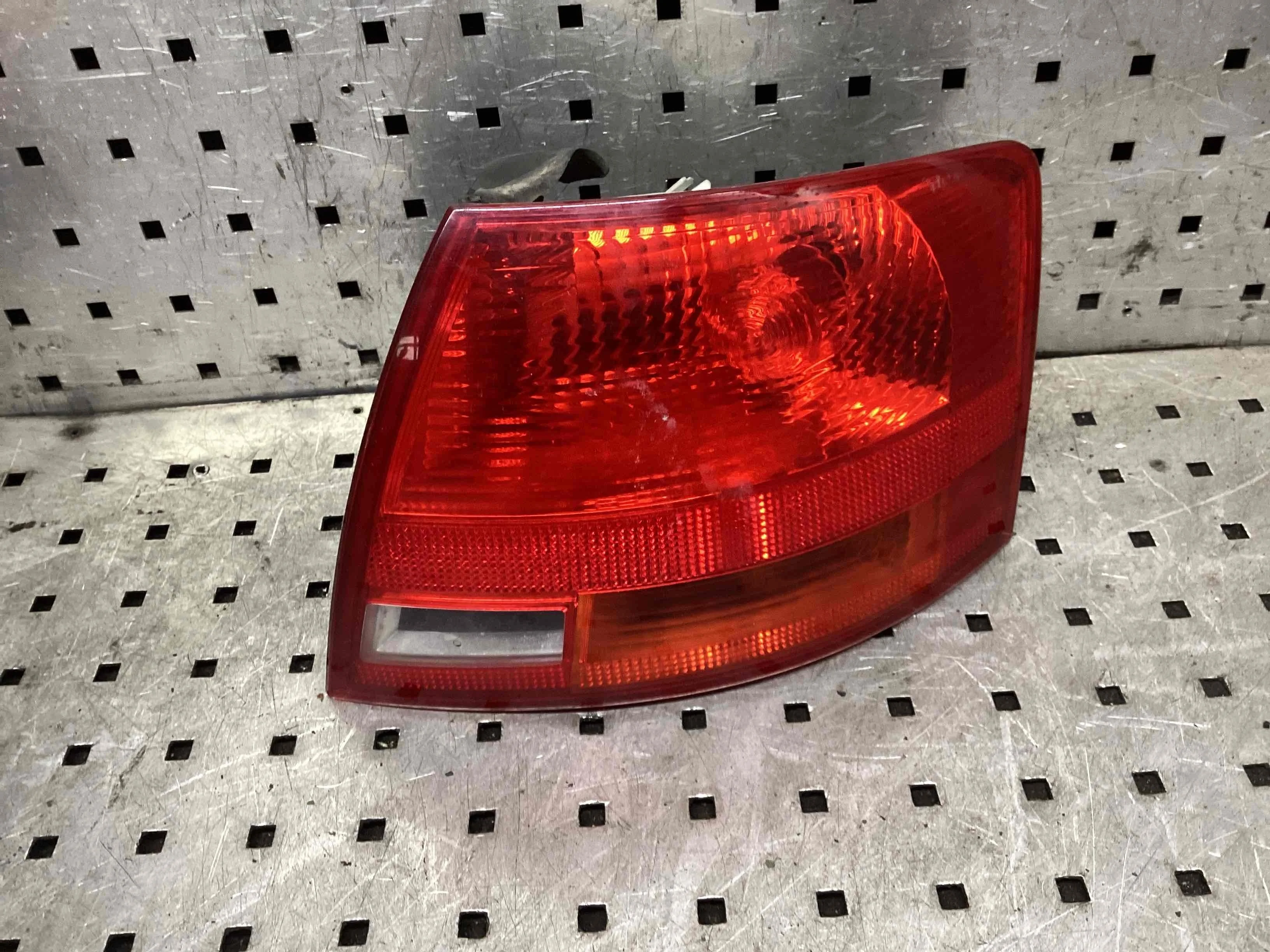 Фонарь задний правый Audi A4 B7 (8EC, 8ED) 2004-2008 2007    Универсал