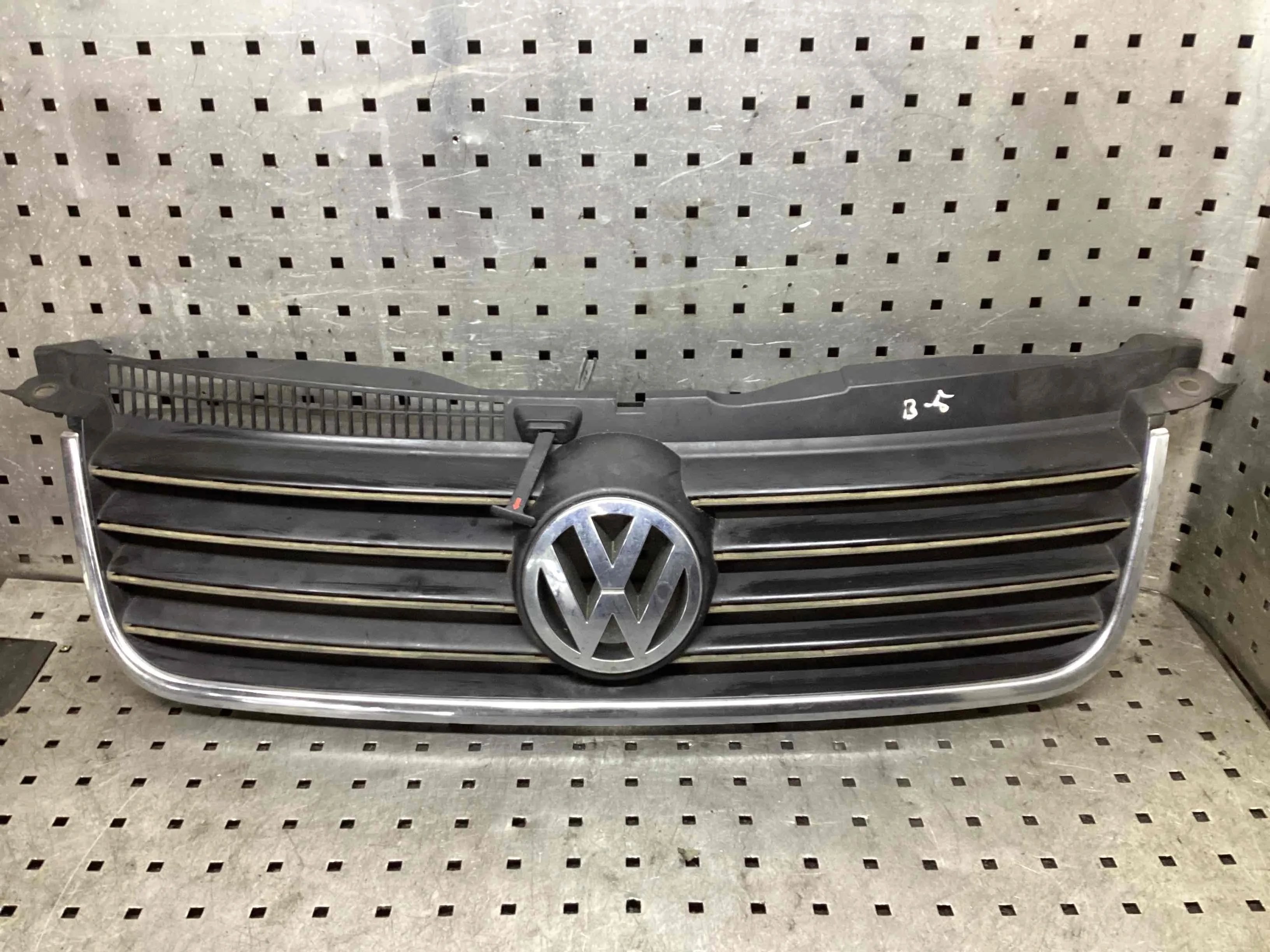 Решетка радиатора Volkswagen Passat B5+ (3B) 2000-2005 рестайлинг 2003