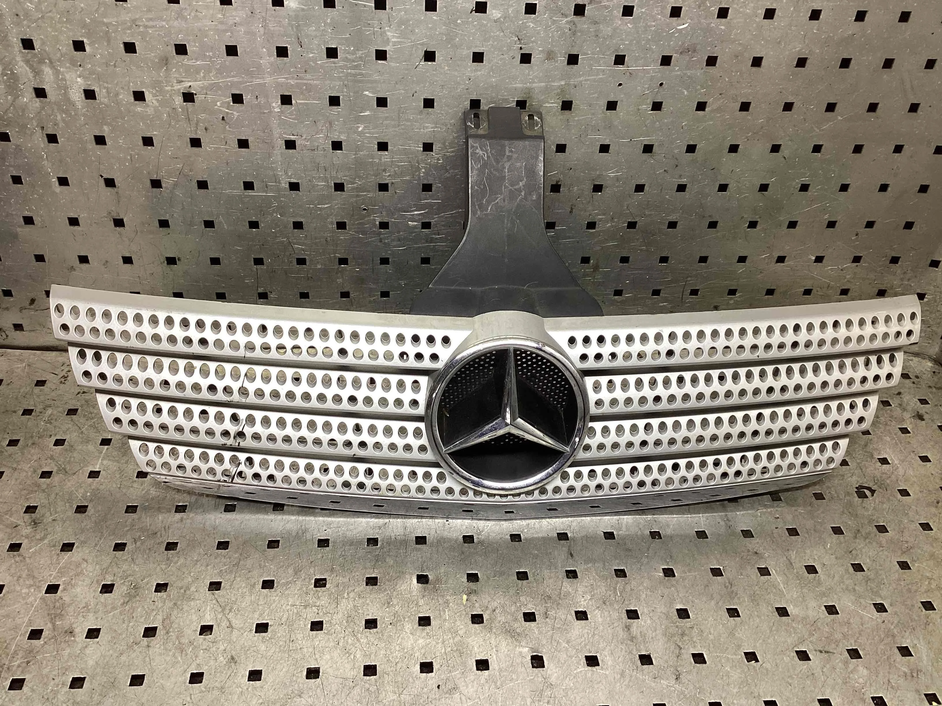 Решетка радиатора Mercedes C (W203) 2004-2007 рестайлинг  2005