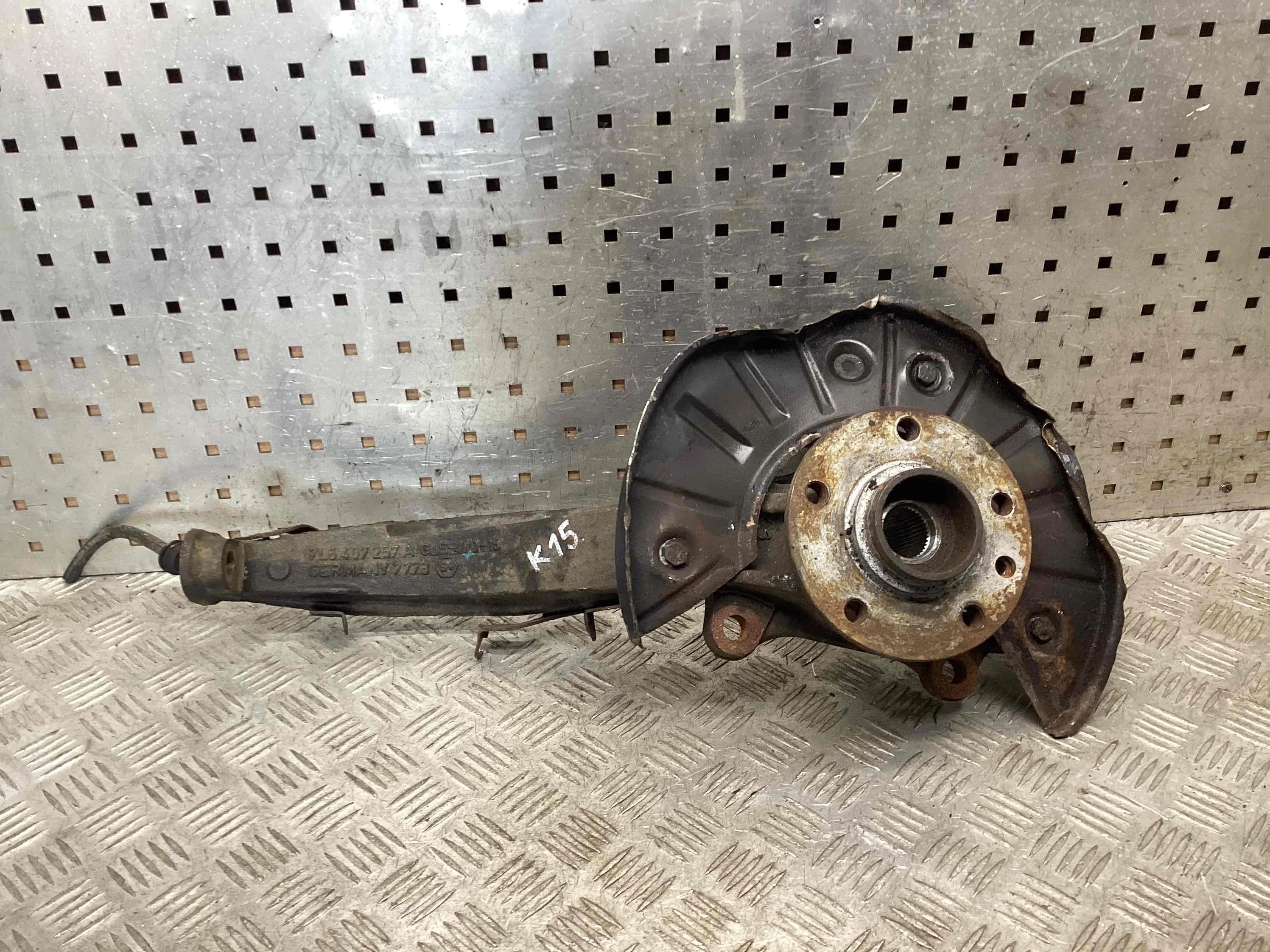 Кулак поворотный левый Volkswagen Touareg I (7L) 2002-2006 2004 2,5 Дизель АКПП Внедорожник