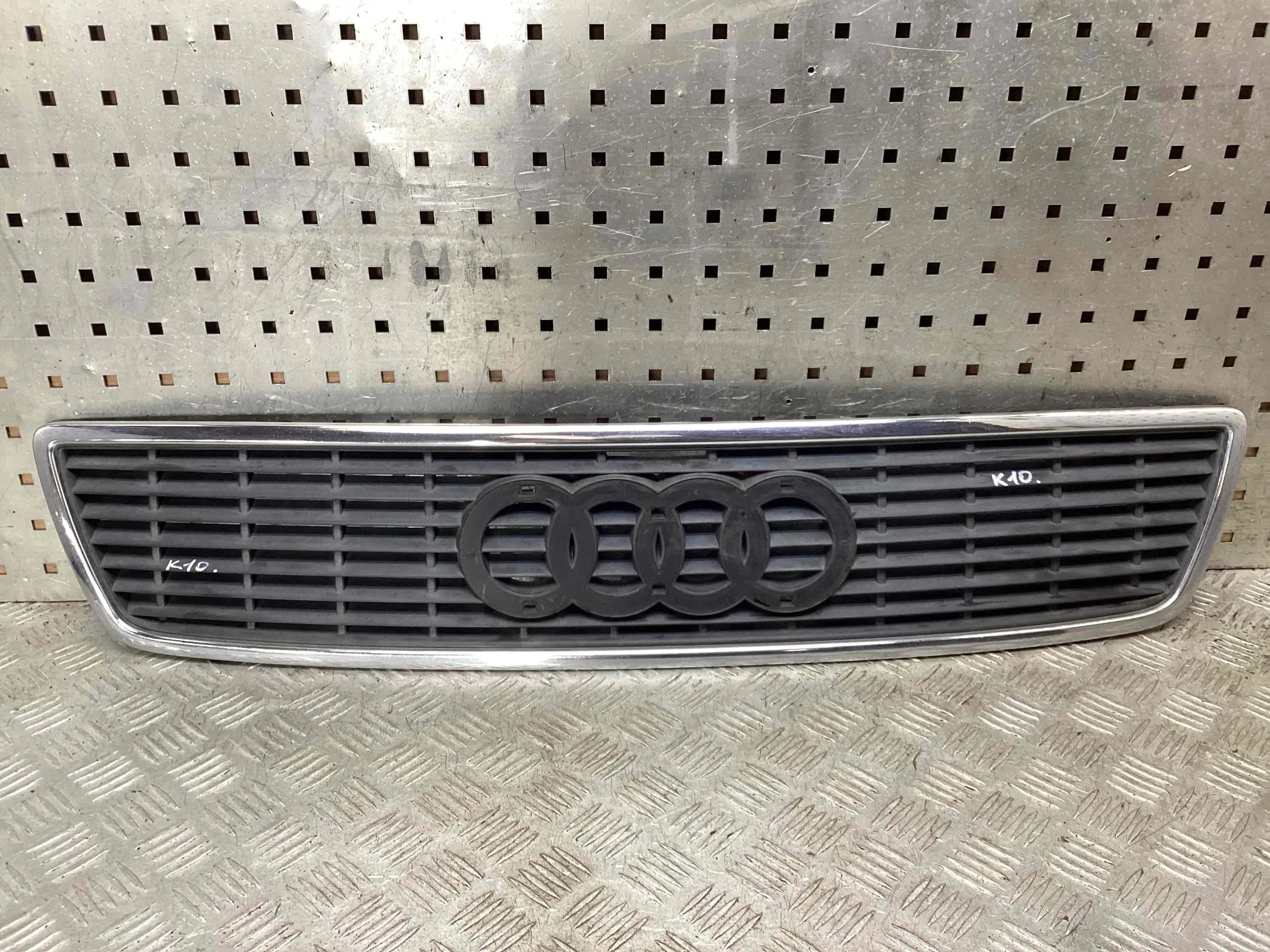 Решетка радиатора Audi A8 D2 (4D) 1994-2002 1997 2,5 Дизель АКПП Седан