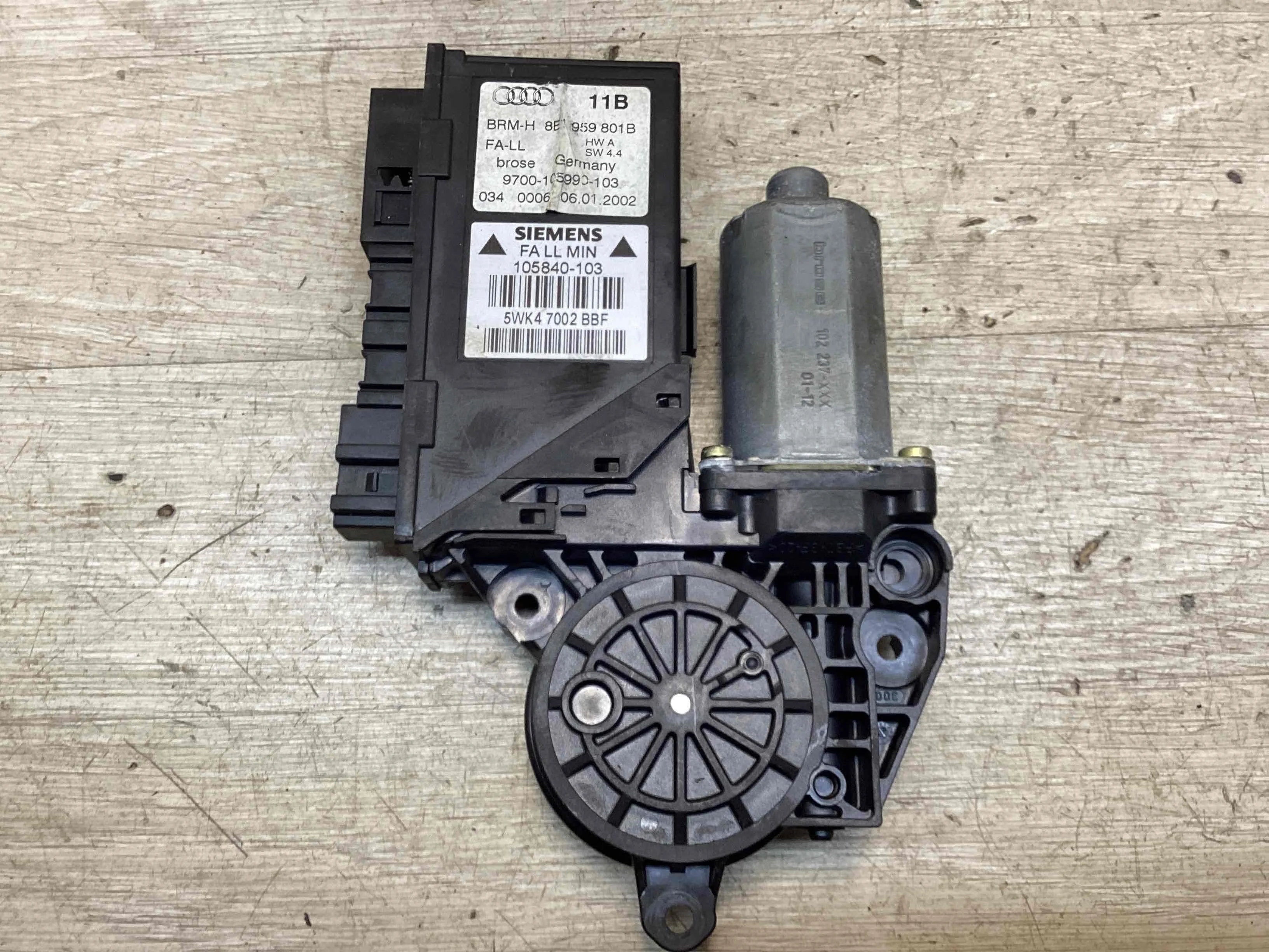 Моторчик стеклоподъемника передний левый Audi A4 B6 (8EC, 8E5) 2000-2006 2001 1,9 Дизель МКПП 6ст. Универсал
