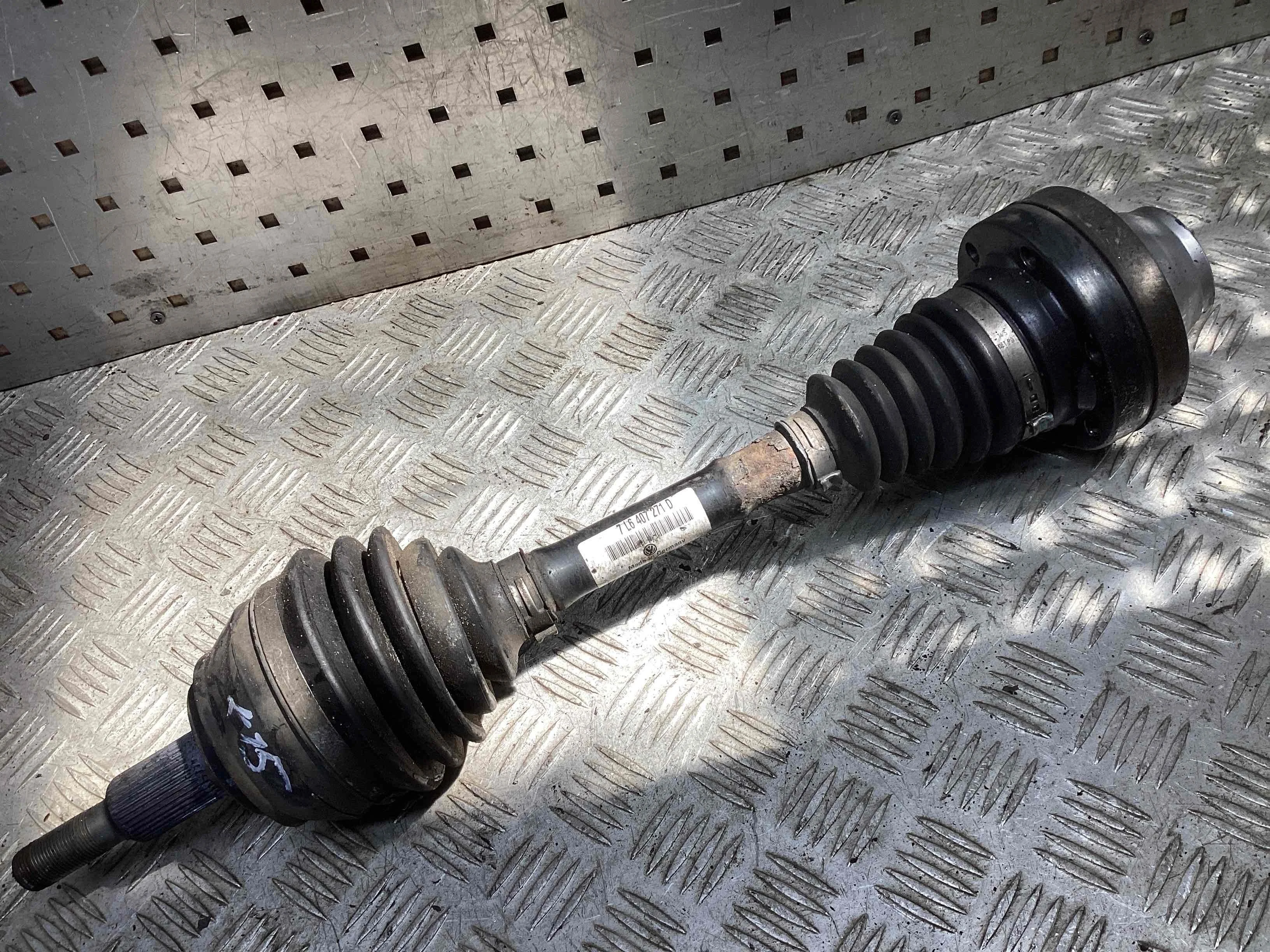 Полуось передняя левая (приводной вал, ШРУС) Volkswagen Touareg I (7L) 2002-2006 2004 2,5 Дизель АКПП Внедорожник