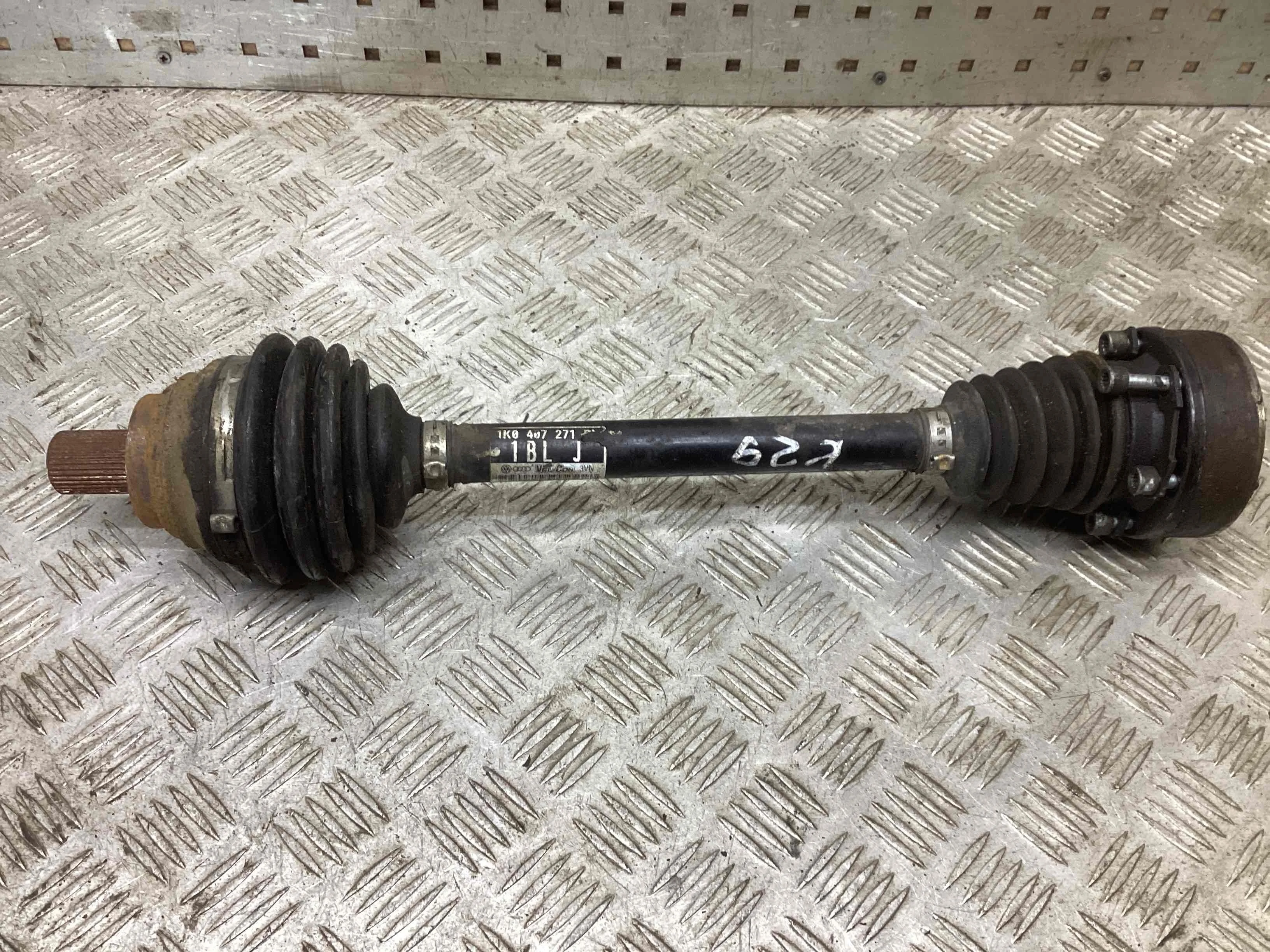 Полуось передняя левая (приводной вал, ШРУС) Volkswagen Jetta V (1K) 2005-2011 2005 1,9 Дизель МКПП 5ст. Седан