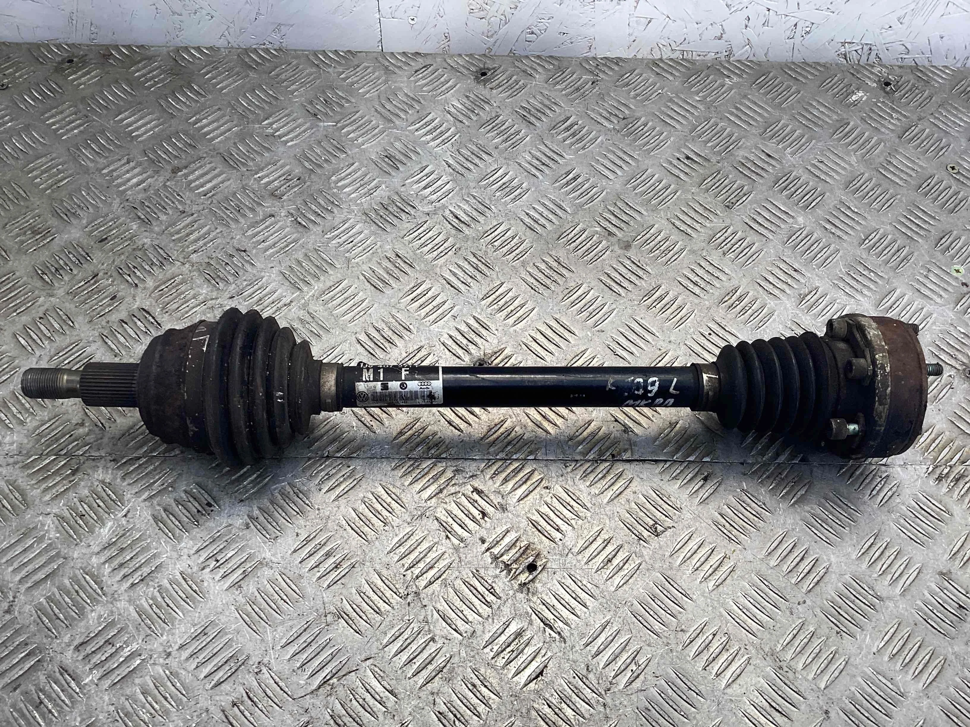 Полуось передняя левая (приводной вал, ШРУС) Volkswagen Golf IV (1J) 1997-2004 1998 1,4 Бензин МКПП 5ст. Хэтчбек 5дв.
