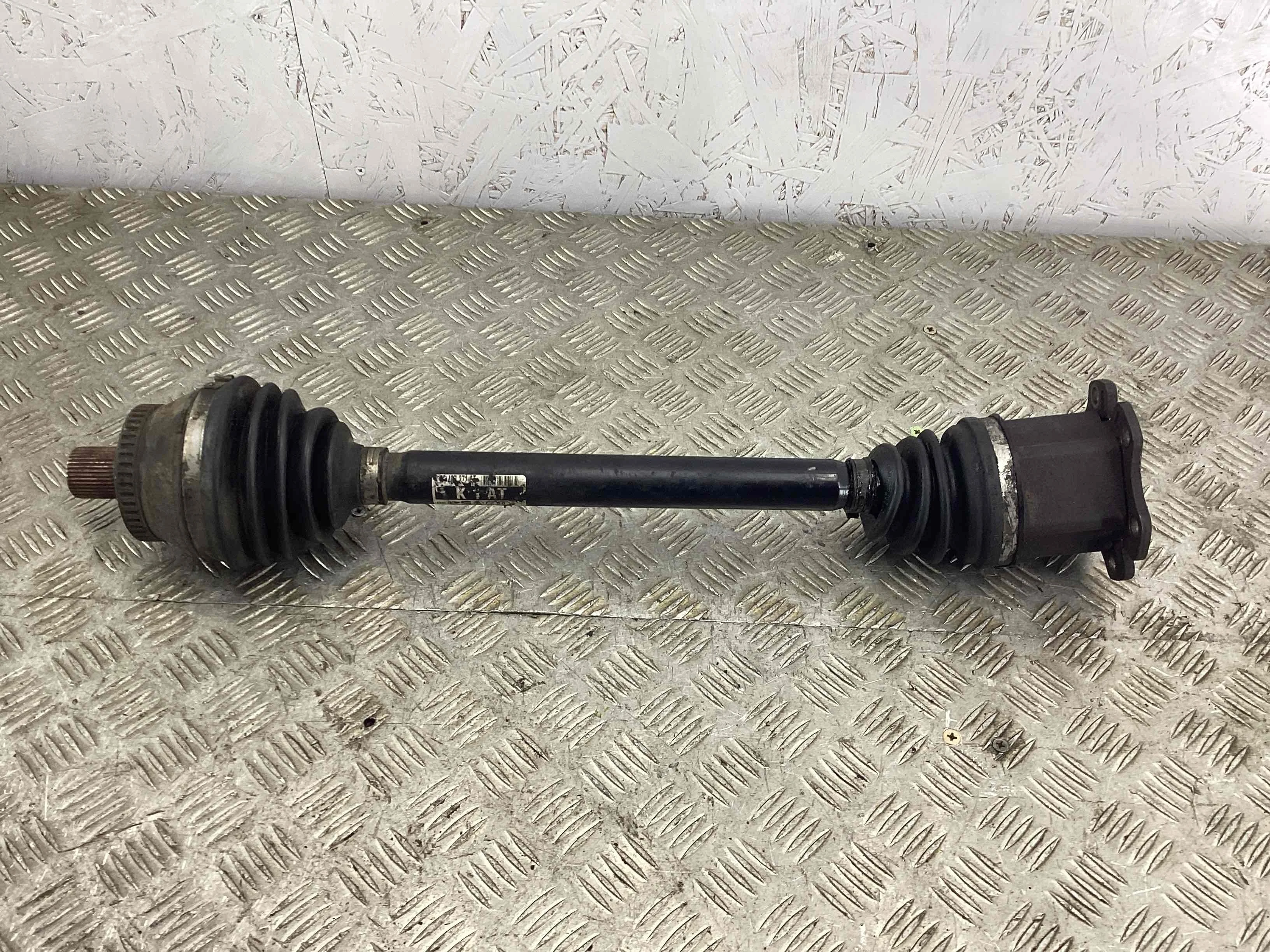 Полуось передняя левая (приводной вал, ШРУС) Audi A4 B6 (8EC, 8E5) 2000-2006 2004 2,5 Дизель МКПП 6ст. Универсал