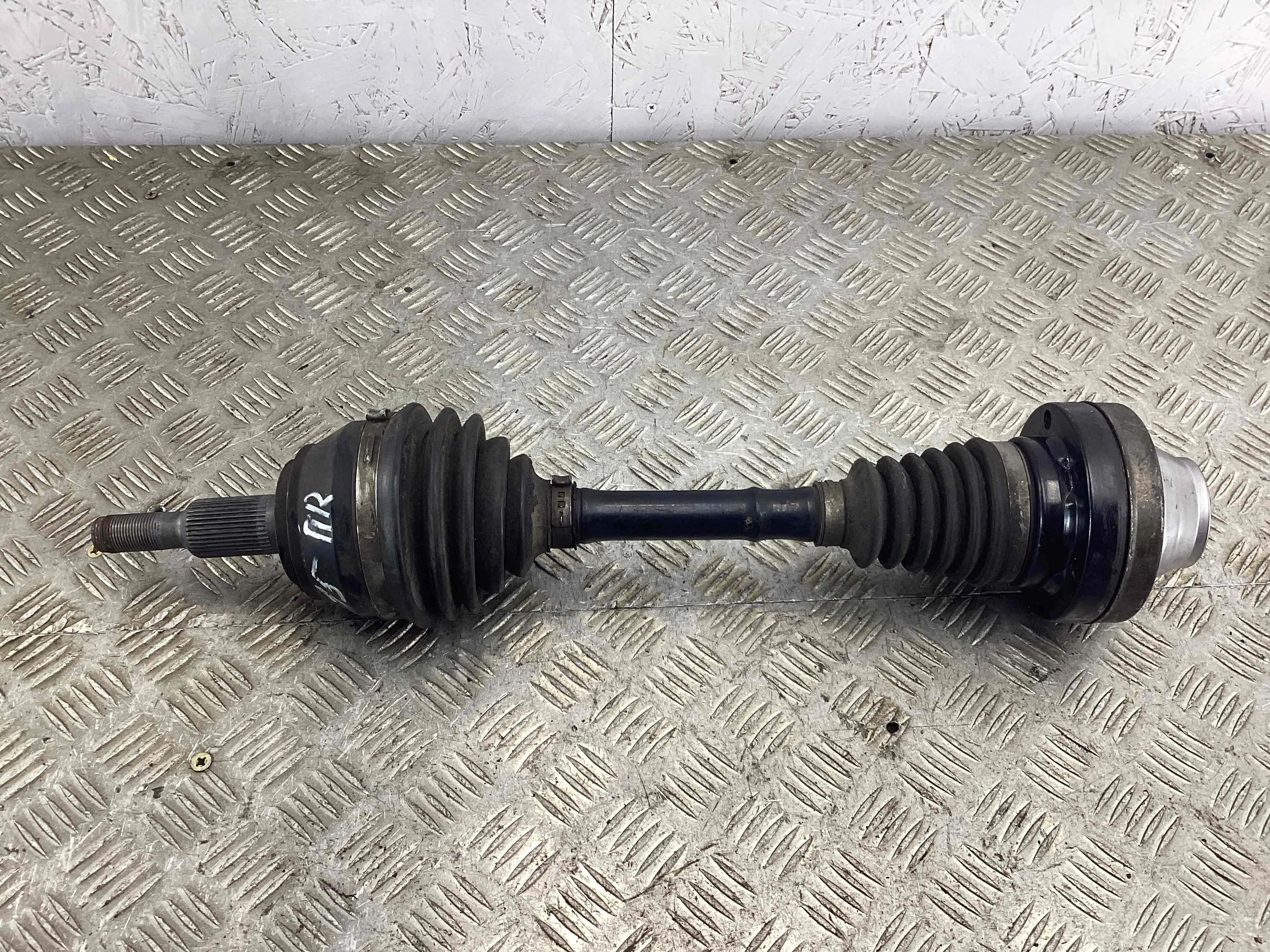 Полуось передняя правая (приводной вал, ШРУС) Volkswagen Touareg I (7L) 2002-2006 2004 2,5 Дизель АКПП Внедорожник