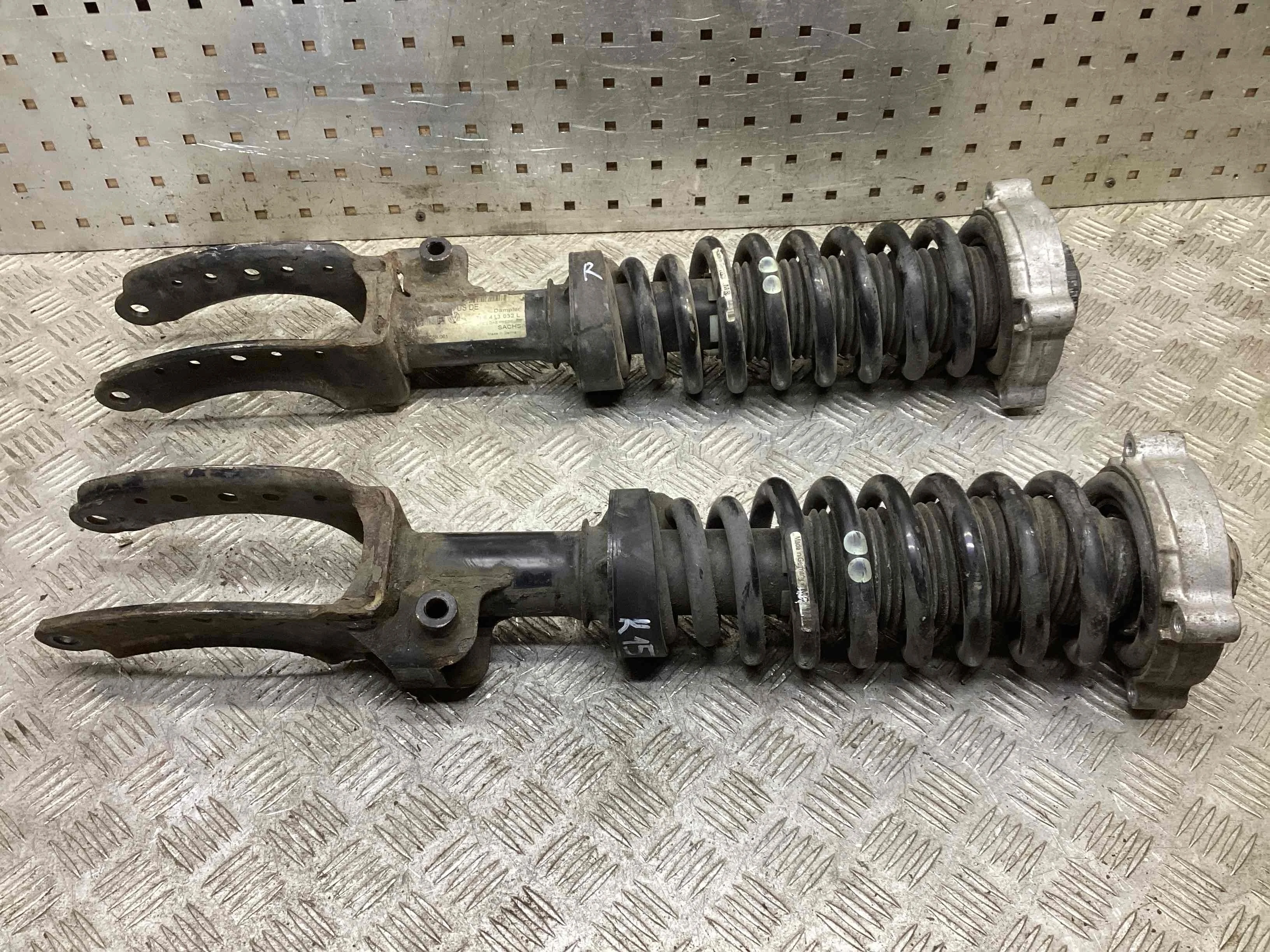 Стойка передняя правая Volkswagen Touareg I (7L) 2002-2006 2004 2,5 Дизель АКПП Внедорожник