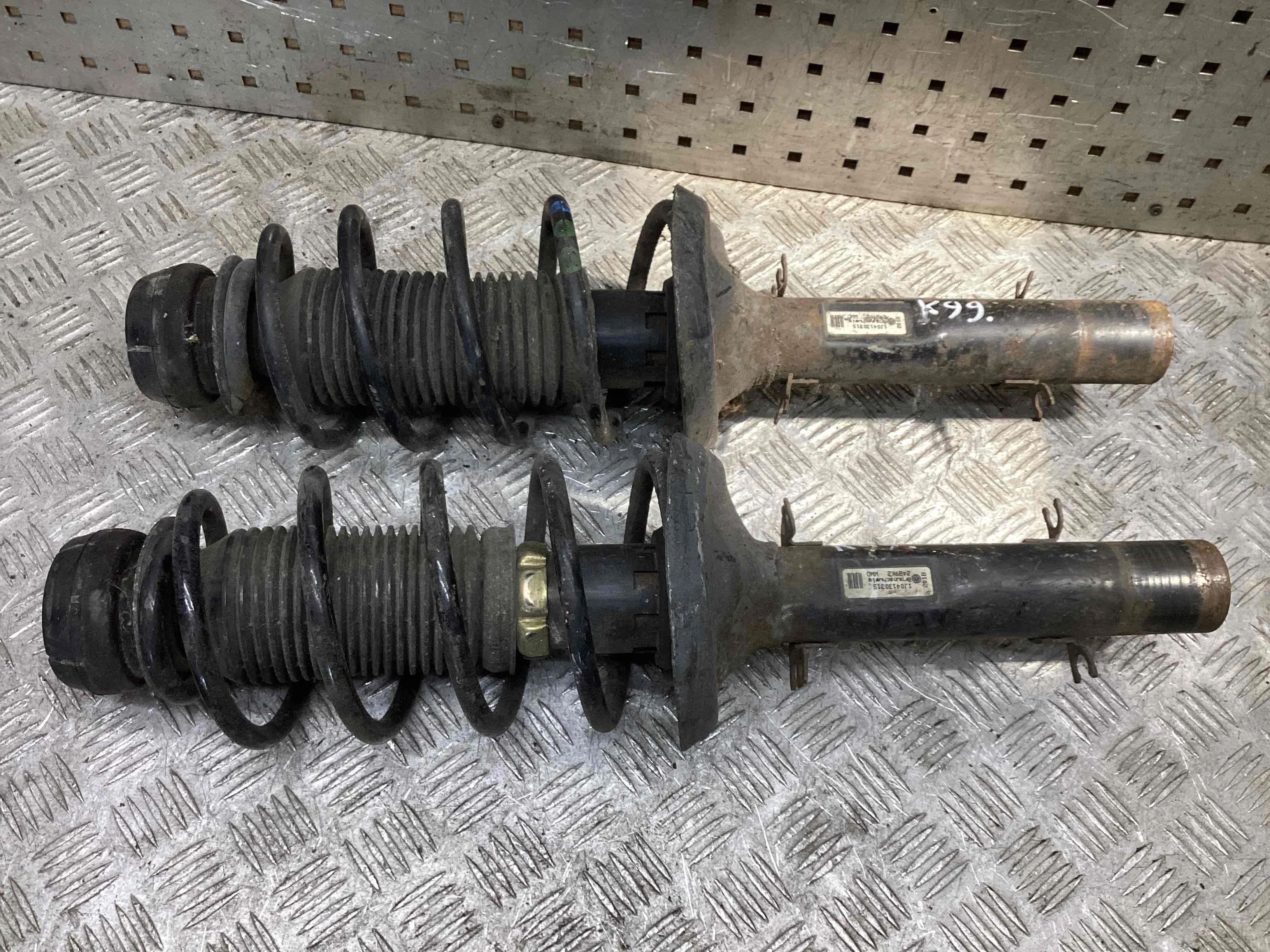 Стойка передняя правая Volkswagen Golf IV (1J) 1997-2004 2000 1,6 Бензин МКПП 5ст. Хэтчбек 3дв.