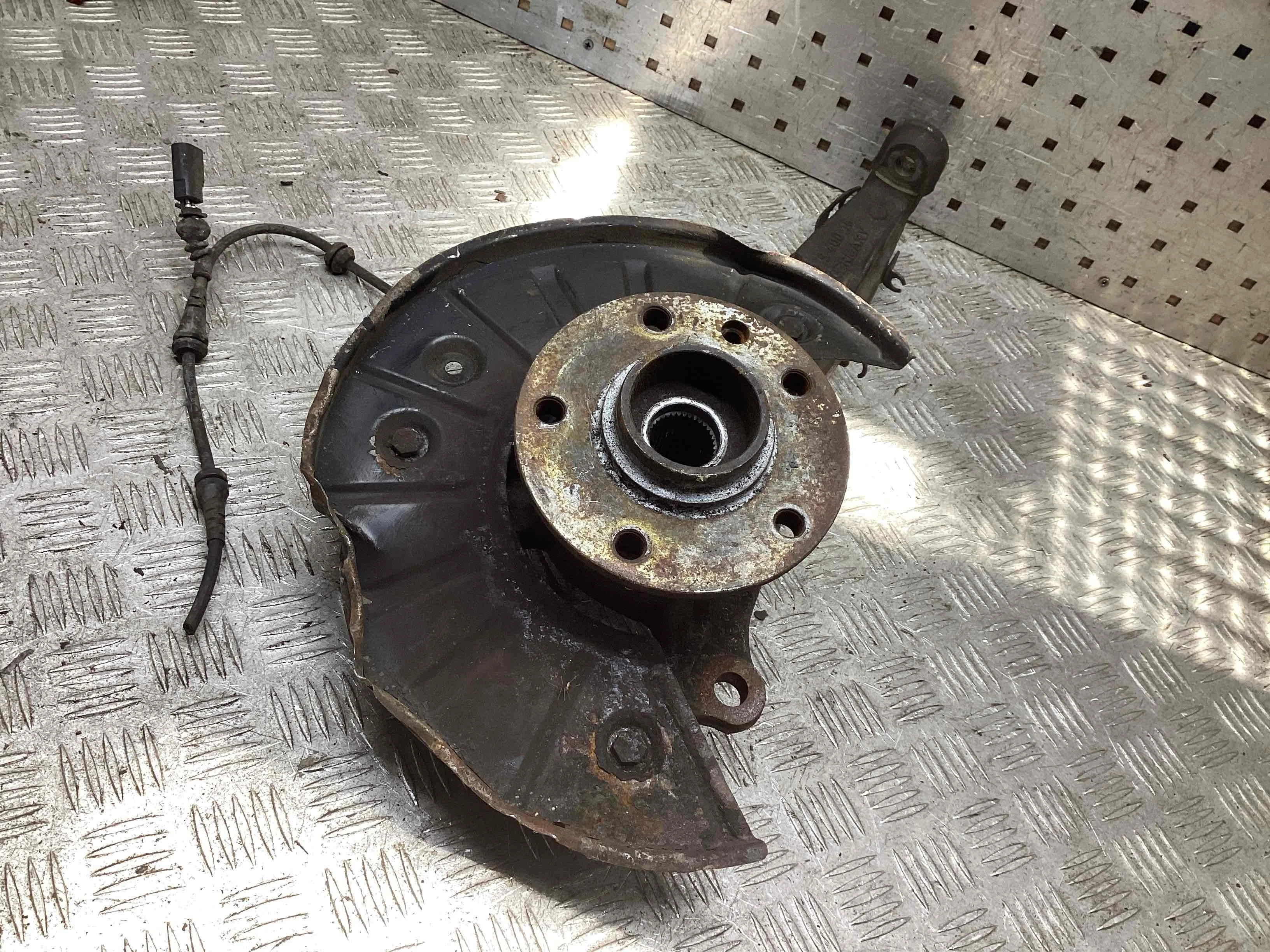 Кулак поворотный правый Volkswagen Touareg I (7L) 2002-2006 2004 2,5 Дизель АКПП Внедорожник