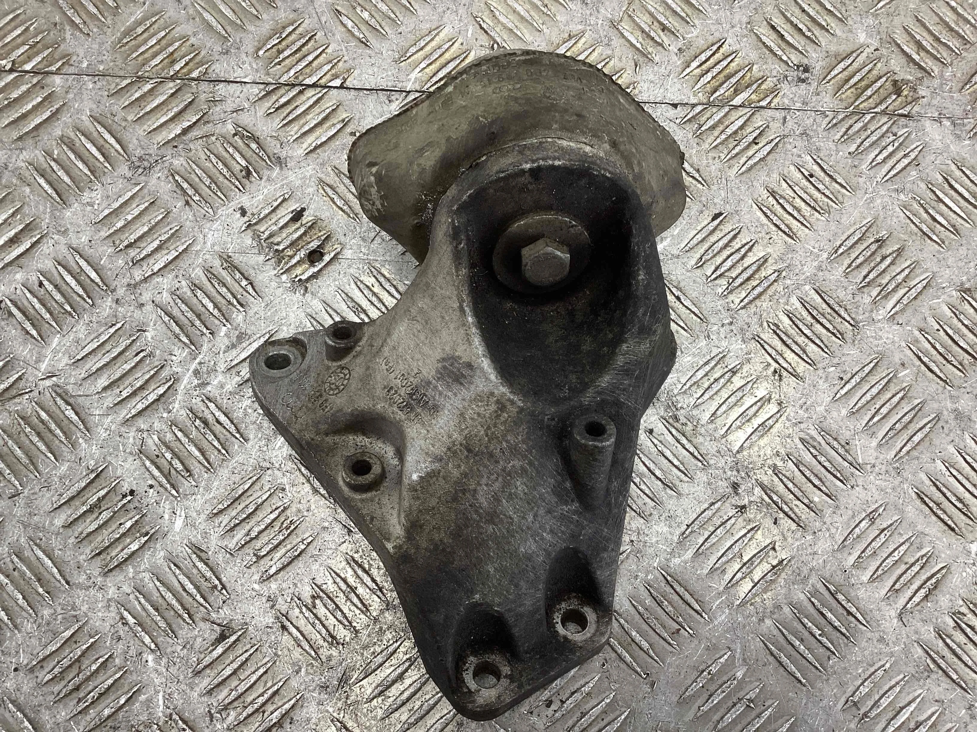 Кронштейн КПП Audi A6 C6 (4F) 2004-2008 2007   АКПП