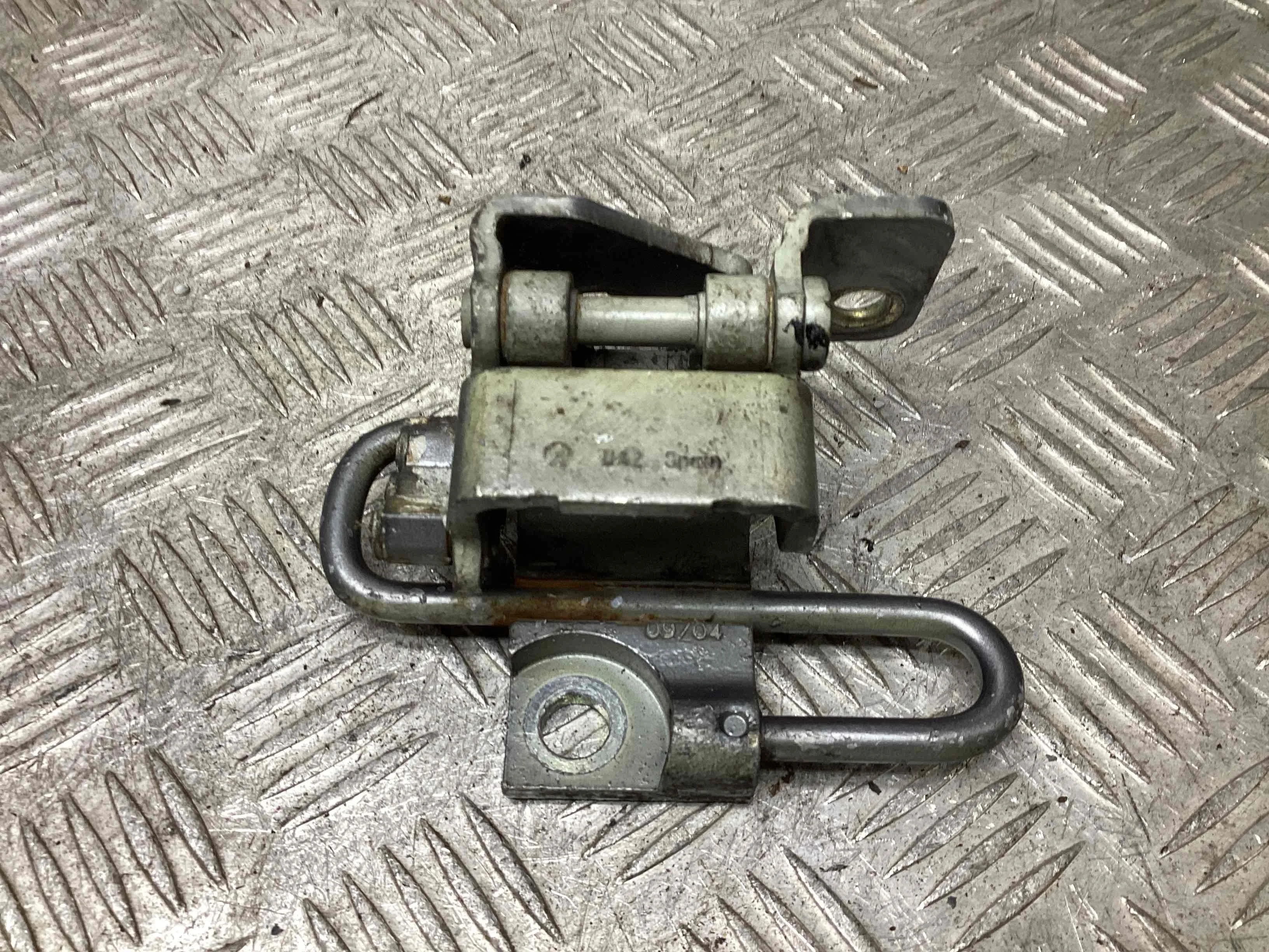 Петля двери передней правой Volkswagen Golf V (1K) 2004-2009 2005