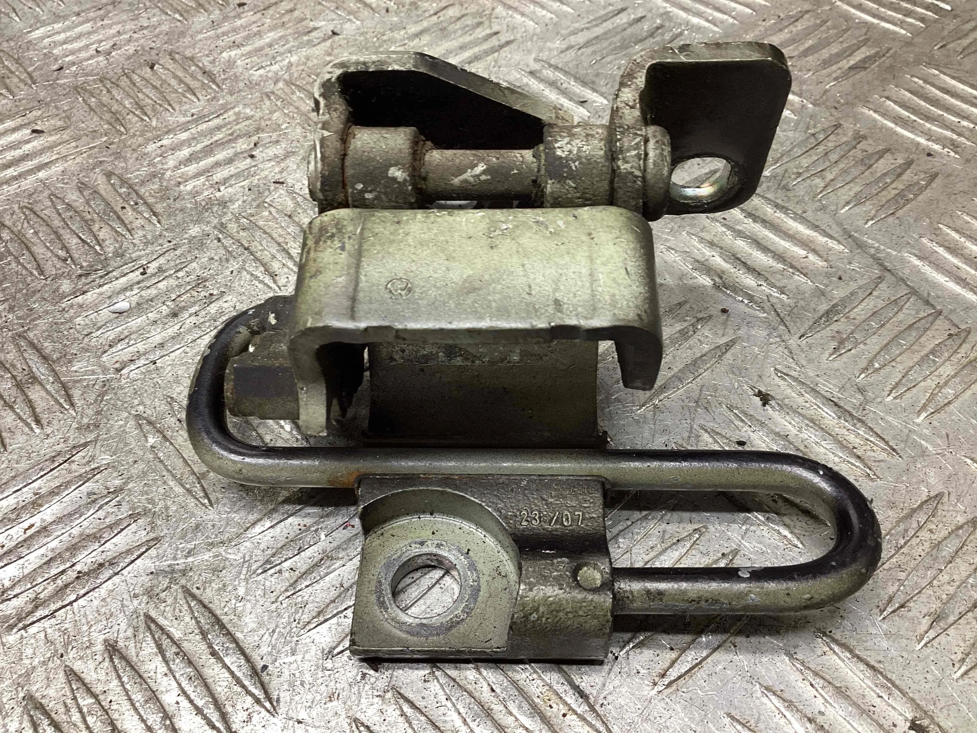 Петля двери передней правой Volkswagen Golf V (1K) 2004-2009 2007