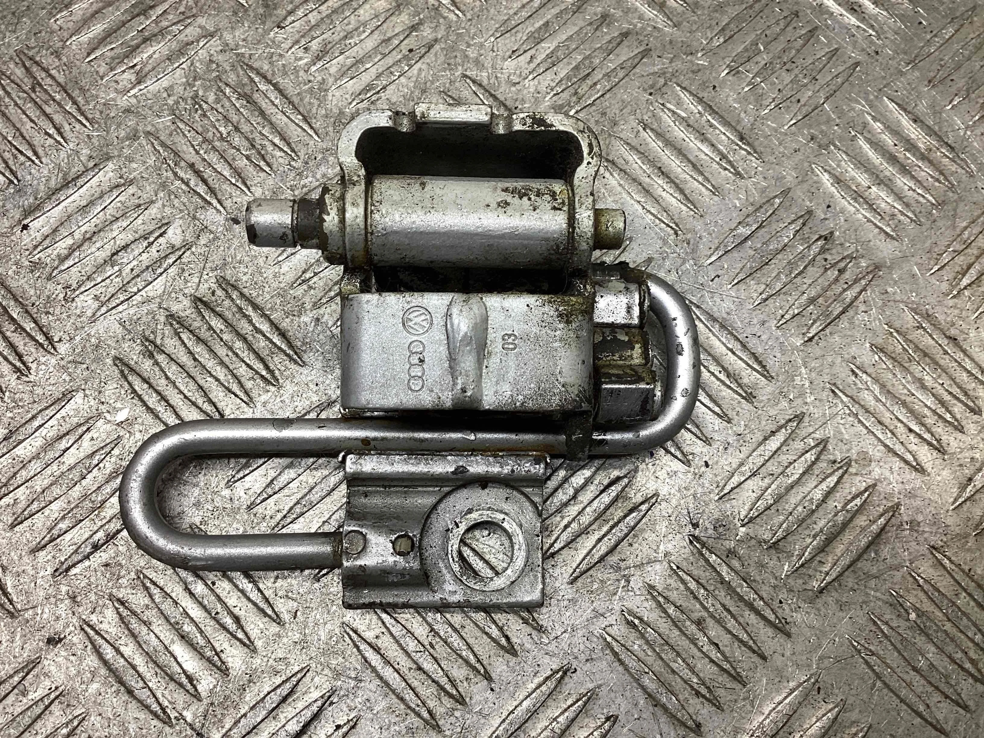 Петля двери передней левой Audi A4 B7 (8EC, 8ED) 2004-2008 2004
