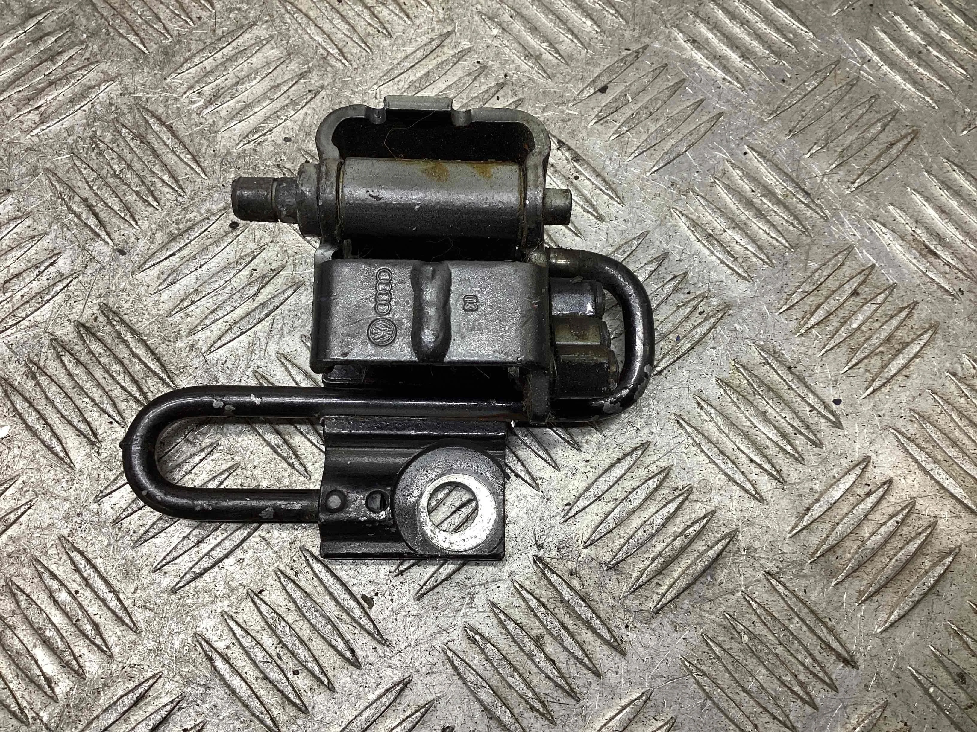 Петля двери передней левой Audi A6 C6 (4F) 2004-2008 2006