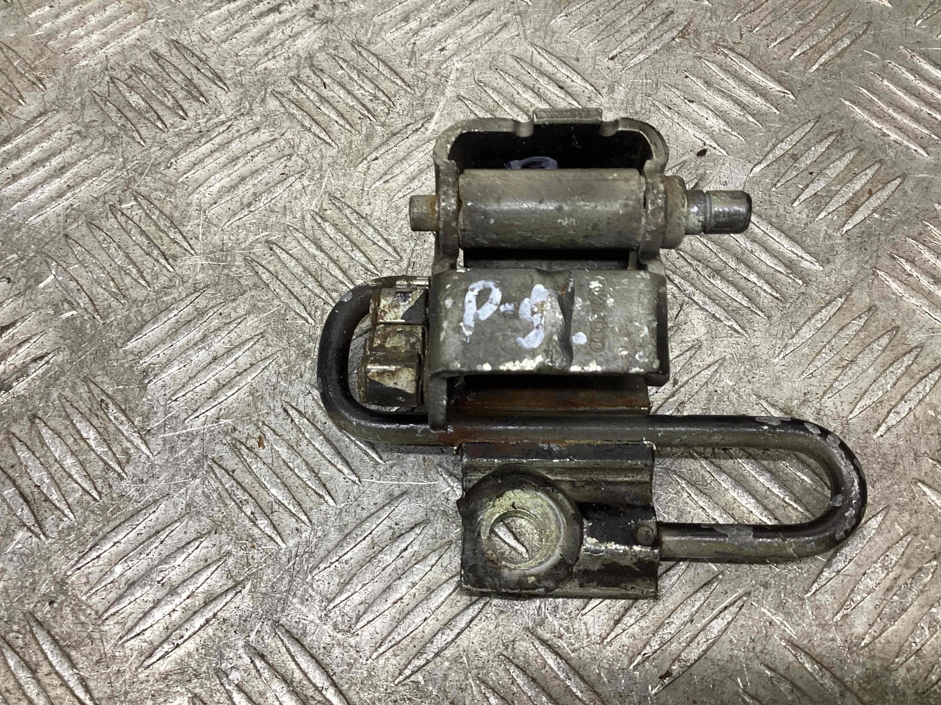 Петля двери передней правой Volkswagen Passat B5 (3B) 1996-2000 1999