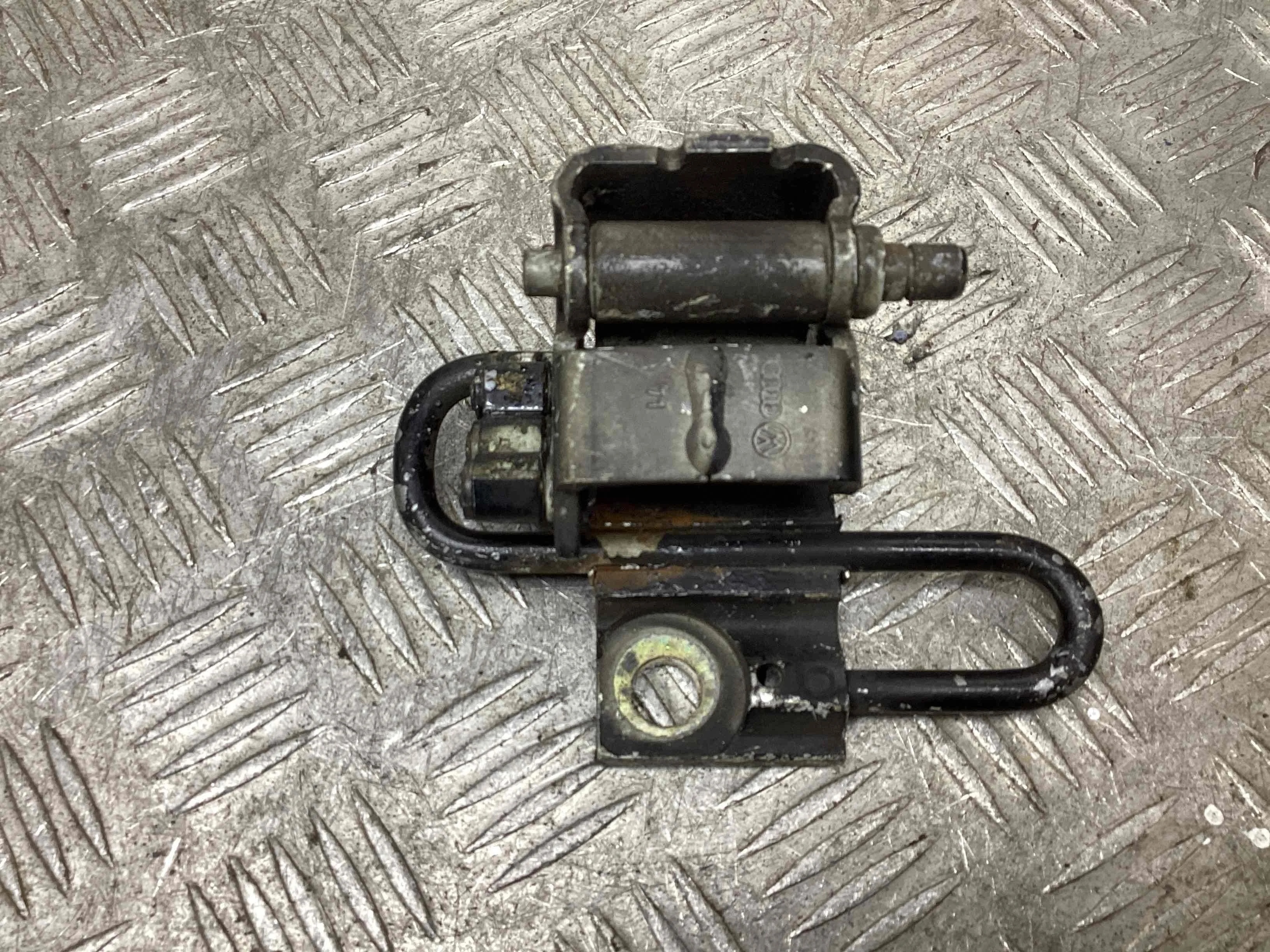 Петля двери передней правой Volkswagen Golf IV (1J) 1997-2004 1999