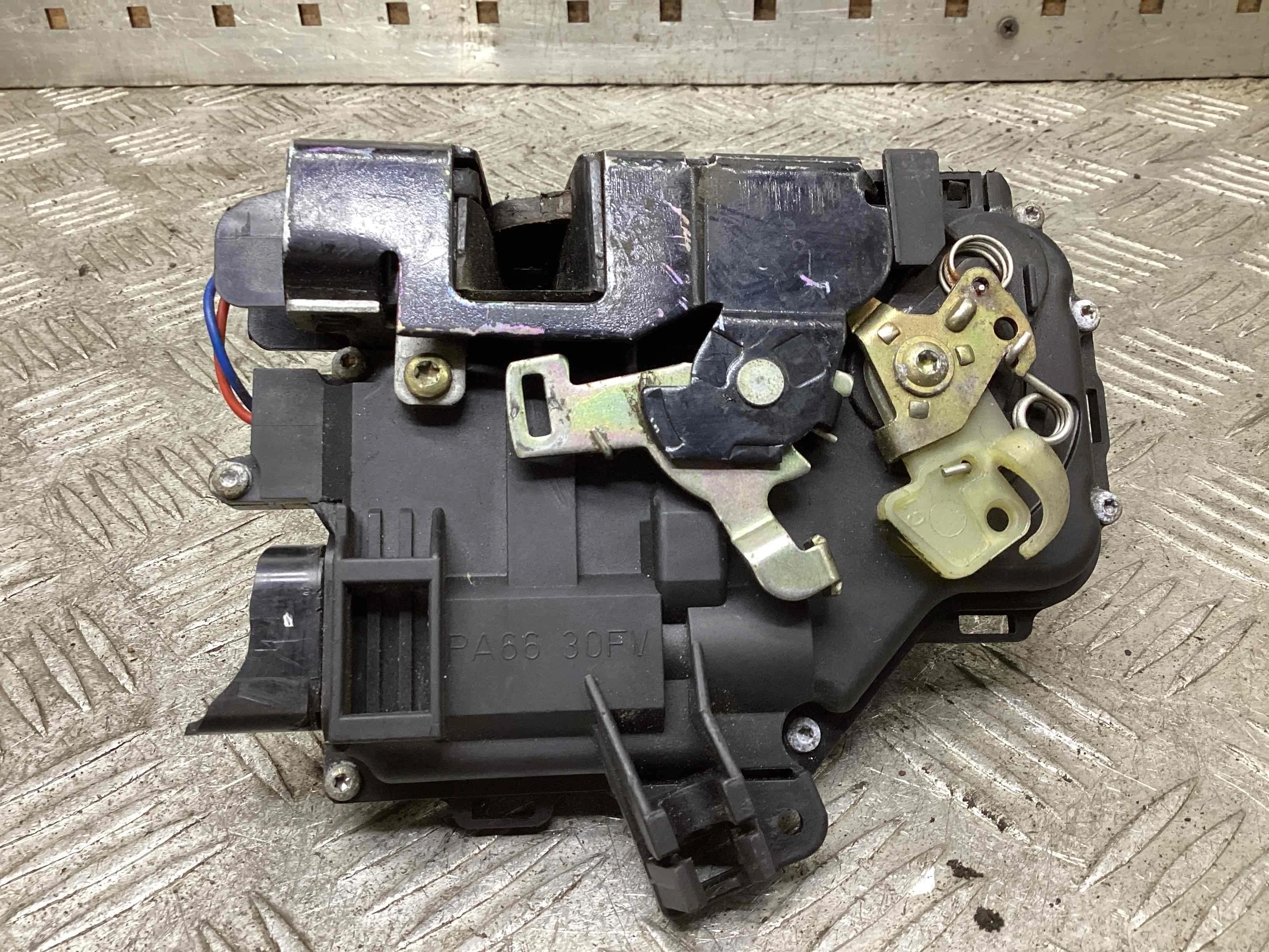 Замок двери передней левой Audi A4 B6 (8EC, 8E5) 2000-2006 2001 1,9 Дизель МКПП 6ст. Универсал