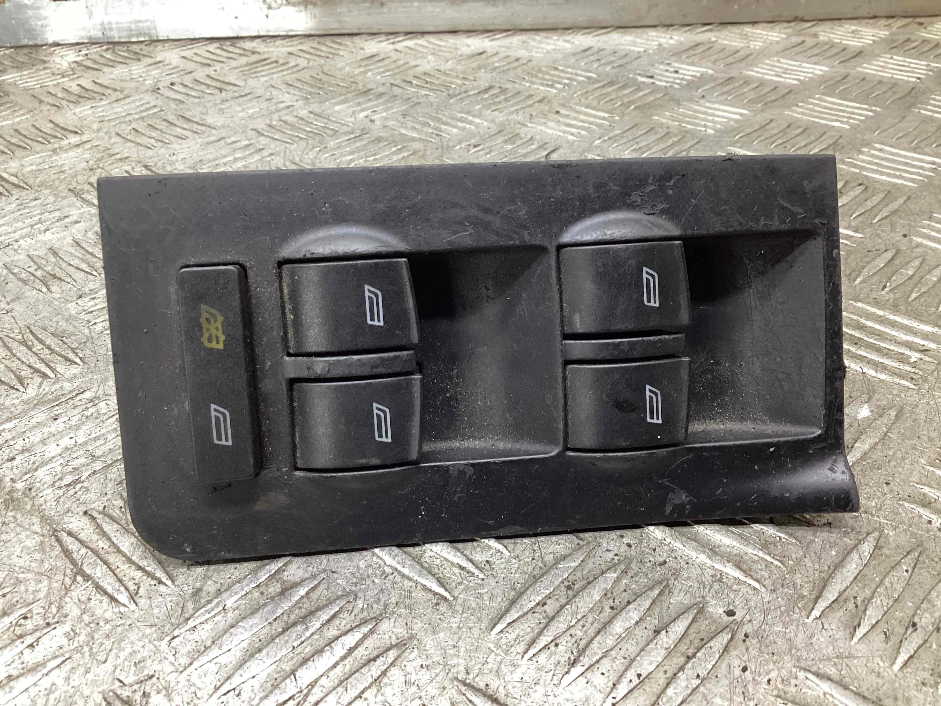Блок управления стеклоподъемниками Audi A6 C5 (4B) 2001-2004 рестайлинг 2001 2,4 Бензин МКПП 5ст. Седан