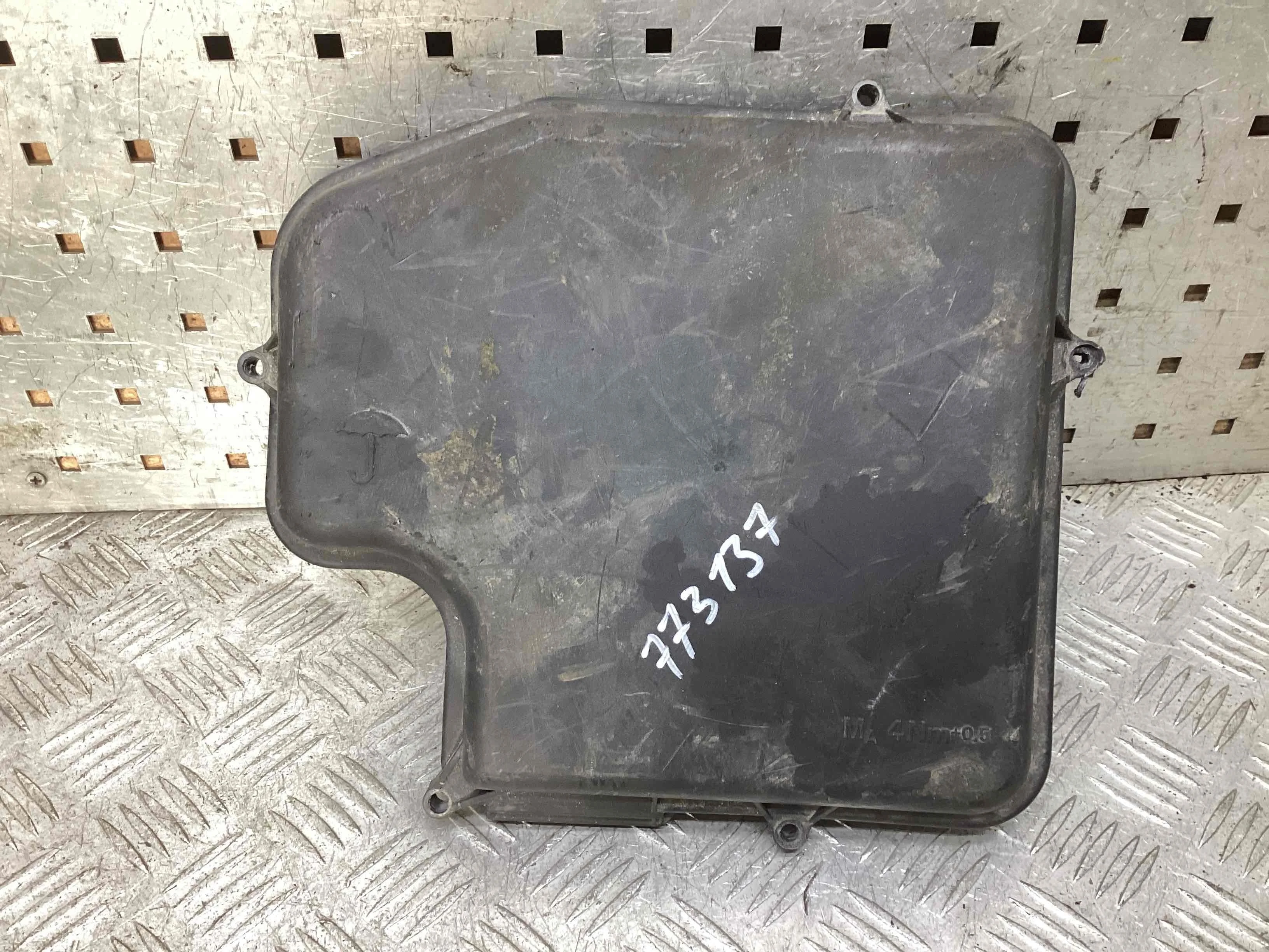Крышка блока предохранителей Volkswagen Passat B5+ (3B) 2000-2005 рестайлинг 2003 1,9 Дизель МКПП 5ст. Универсал