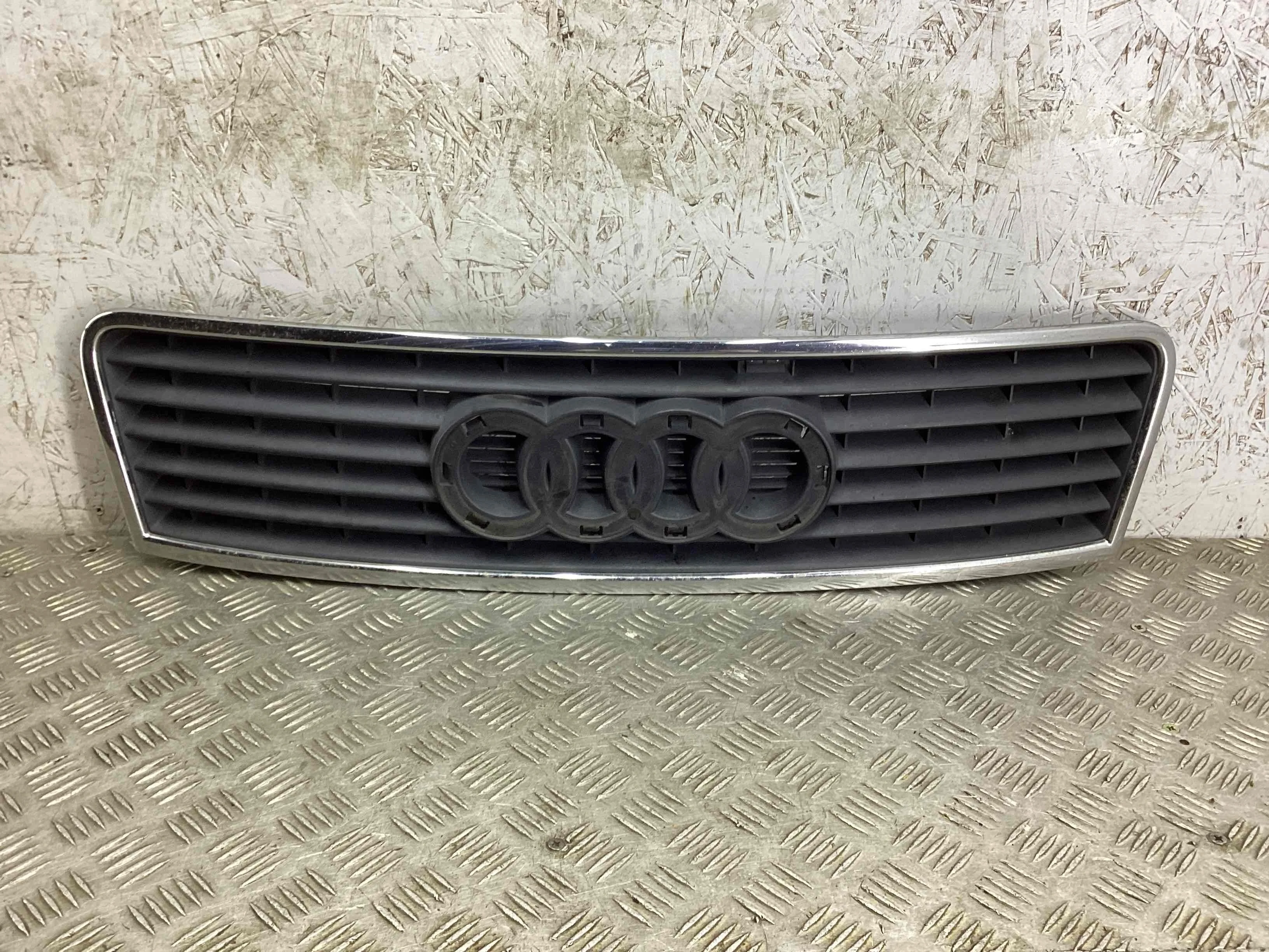 Решетка радиатора Audi A6 C5 (4B) 2001-2004 рестайлинг 2002 2,4 Бензин МКПП 5ст. Седан