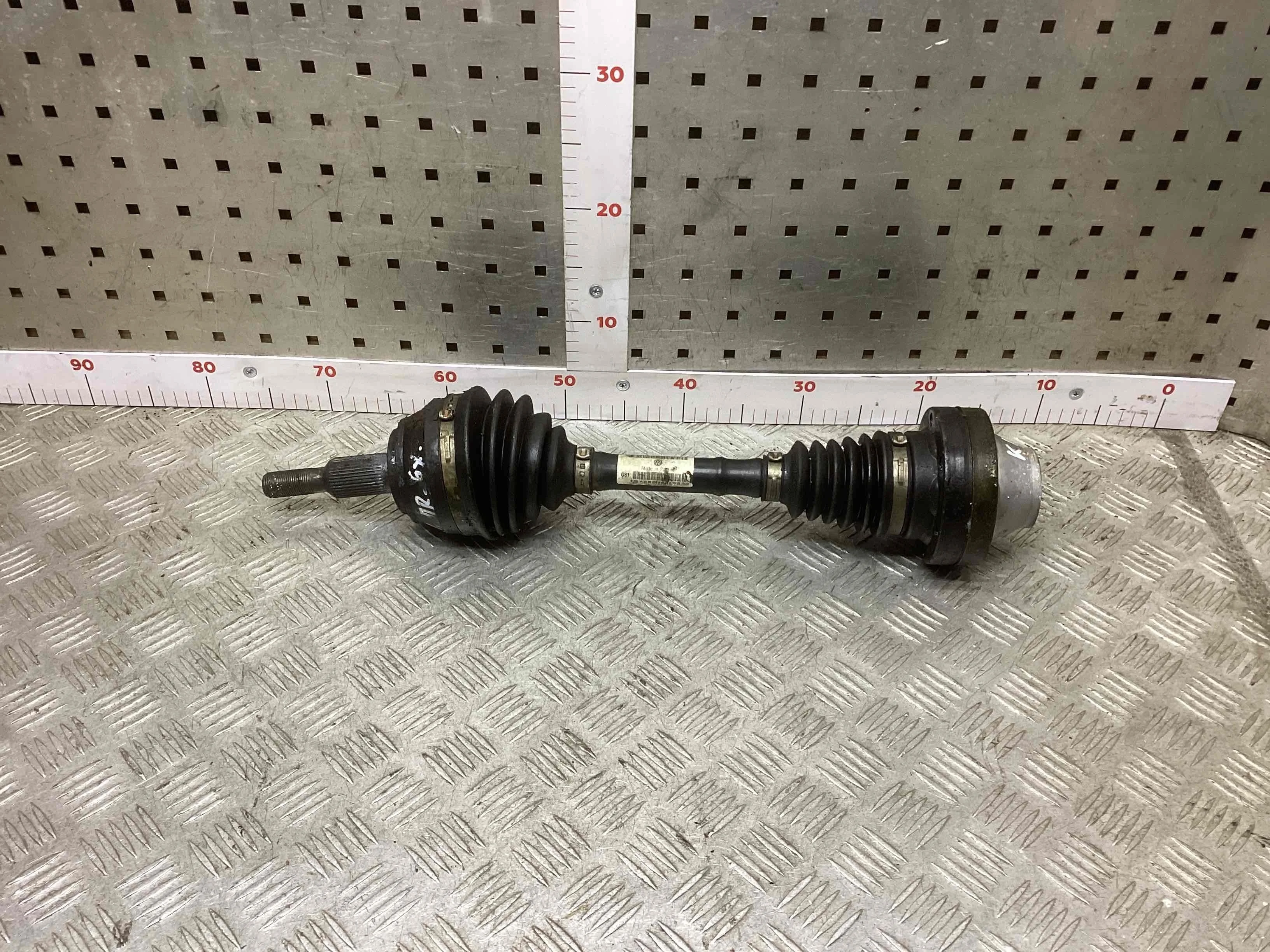 Полуось передняя правая (приводной вал, ШРУС) Volkswagen Touareg I (7L) 2002-2006 2006 2,5 Дизель МКПП 6ст. Внедорожник