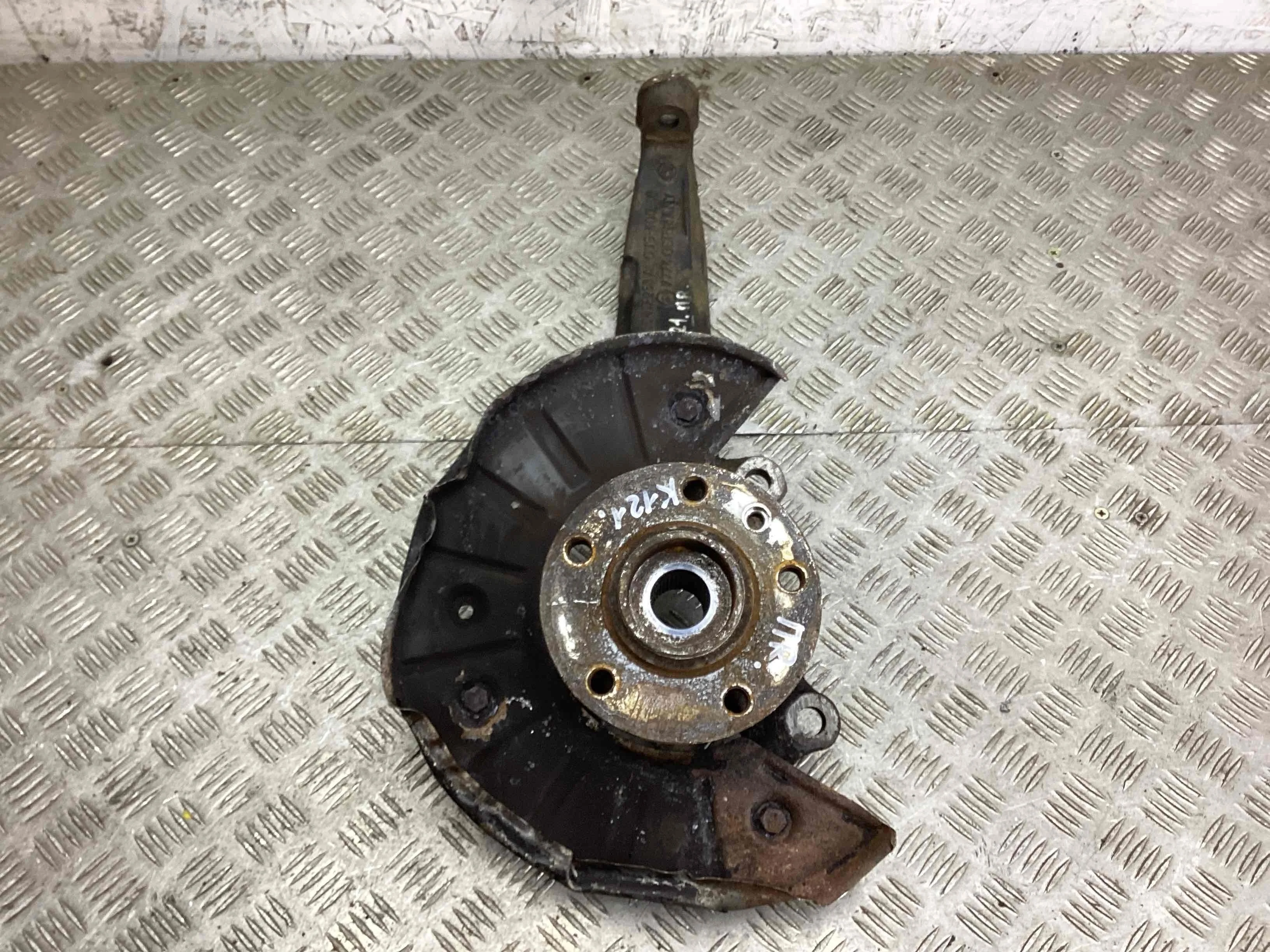 Кулак поворотный правый Volkswagen Touareg I (7L) 2002-2006 2006 2,5 Дизель МКПП 6ст. Внедорожник